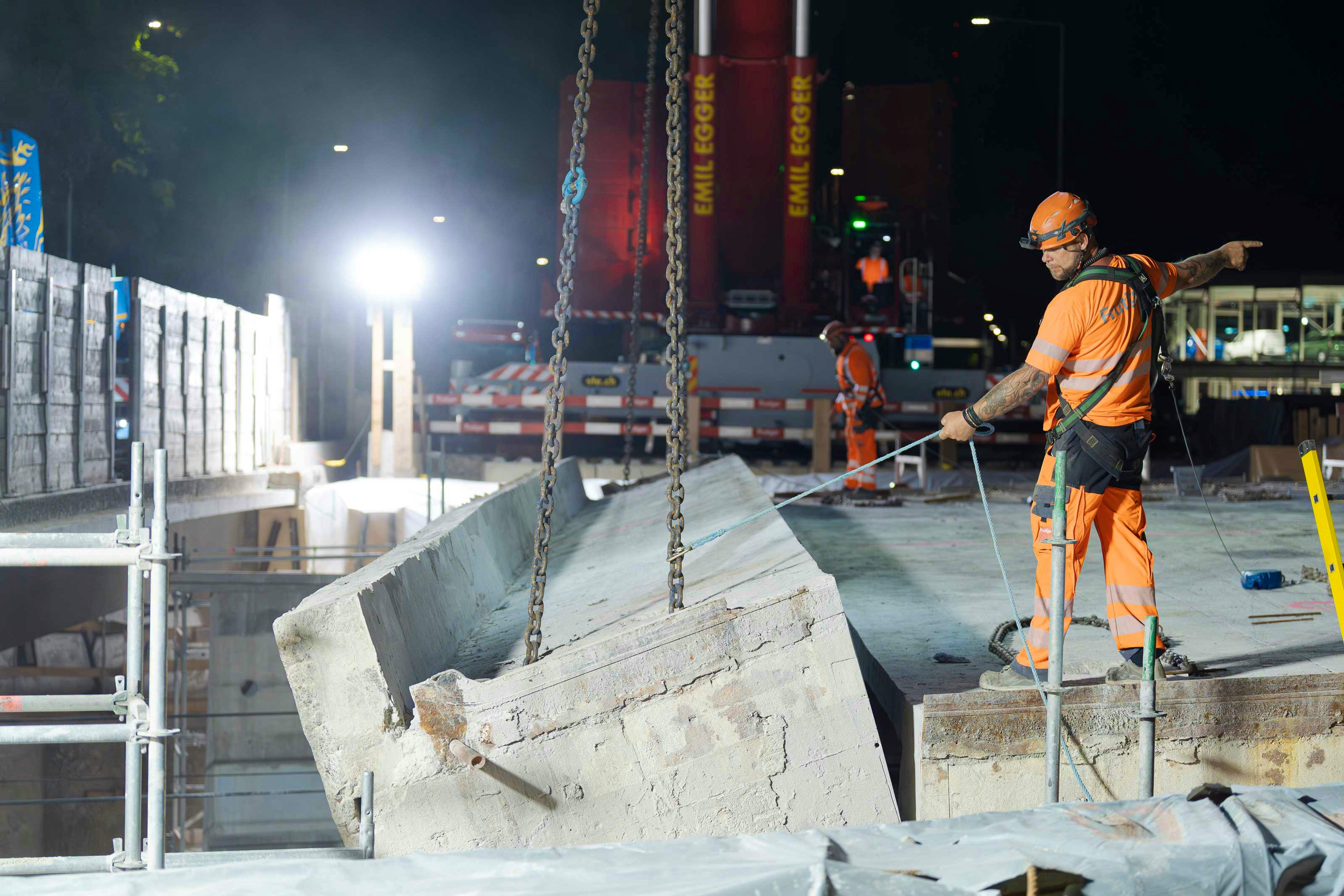 Brückenelemente werden mit einem Kran ausgehoben.
