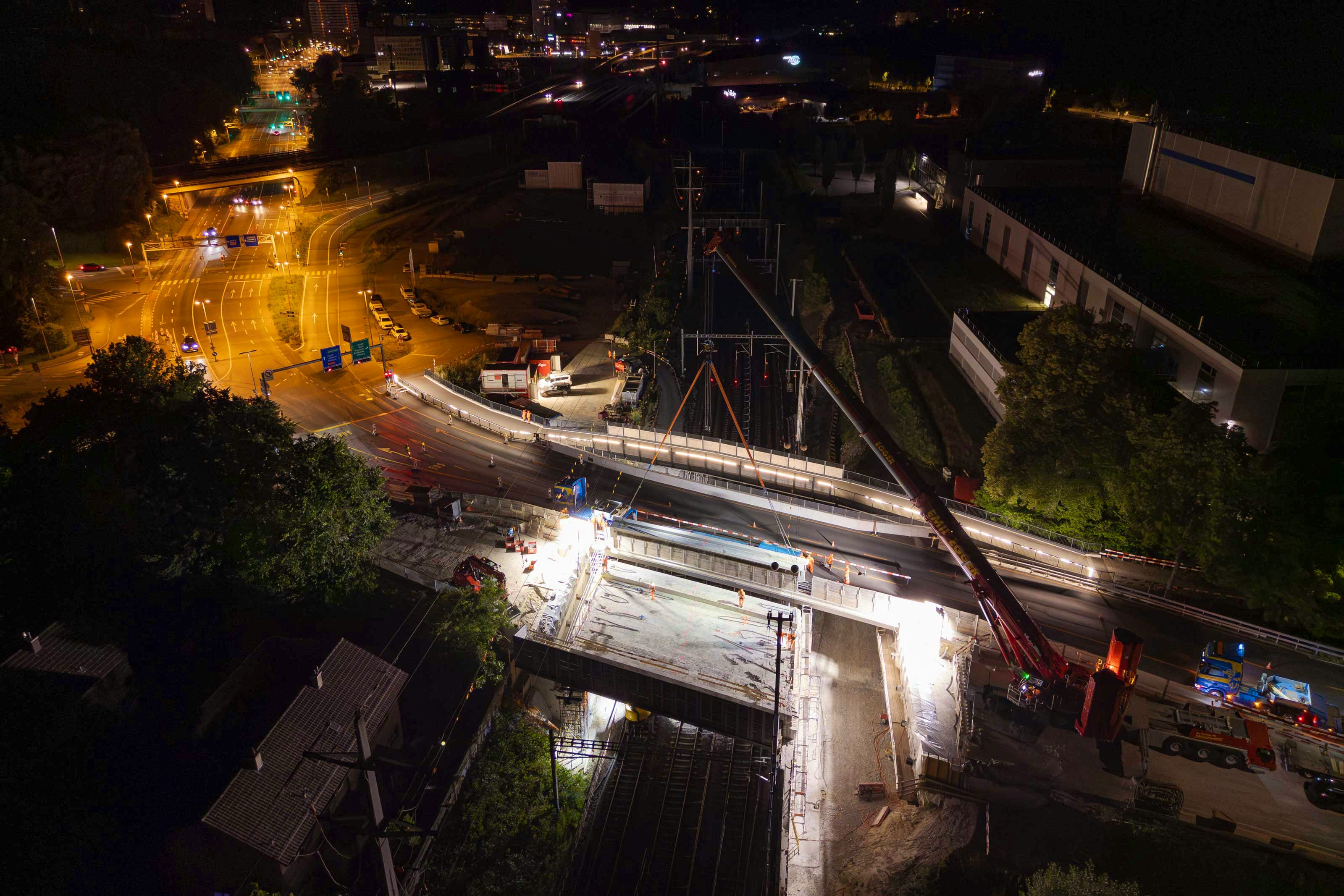 Blick aus der Luft auf die Kranarbeiten in der Nacht.