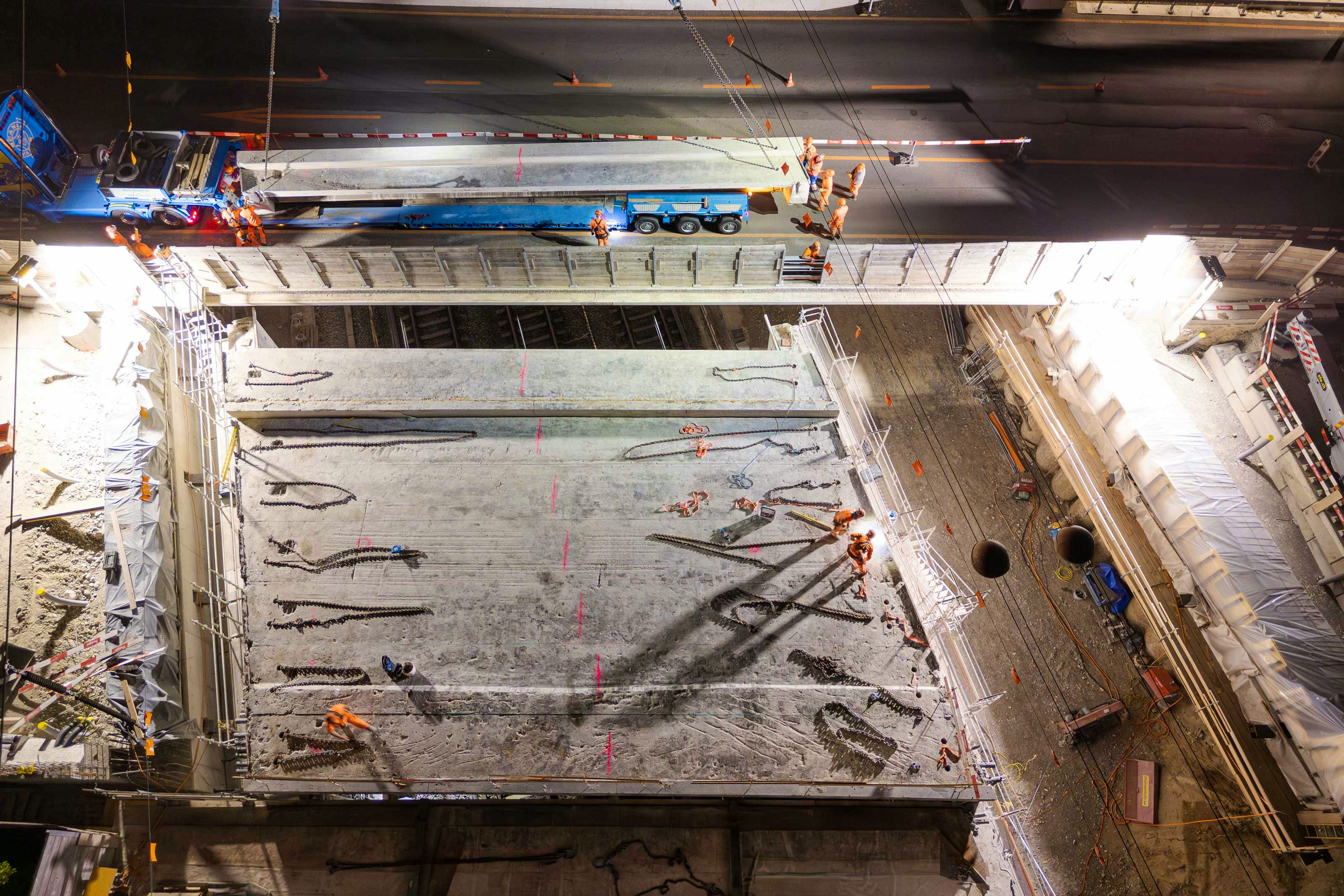 Das erste Brückenelement wird auf den Lastwagen verladen.