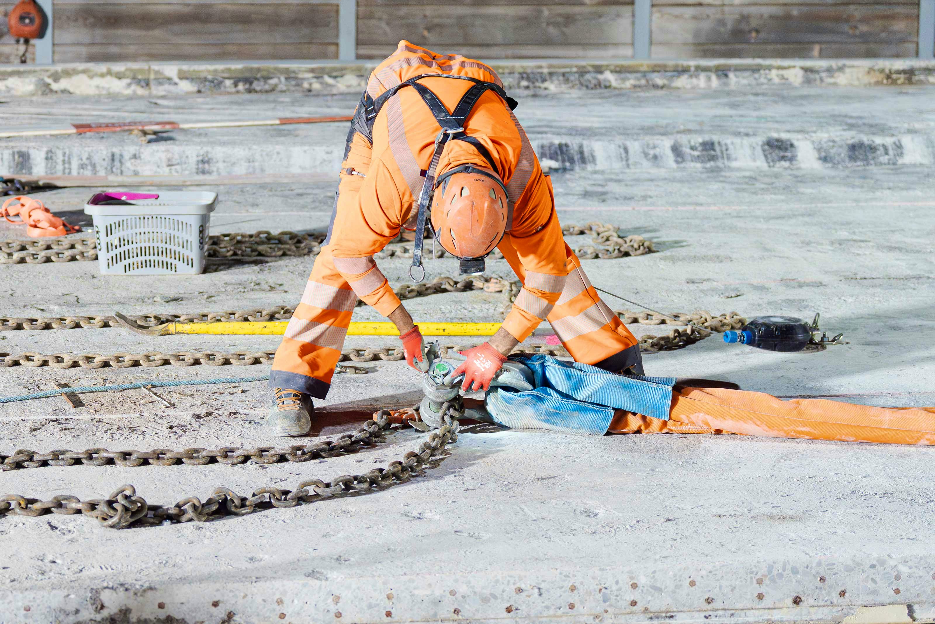 Die tonnenschweren Brückenelemente werden mit Ketten am Kran befestigt.