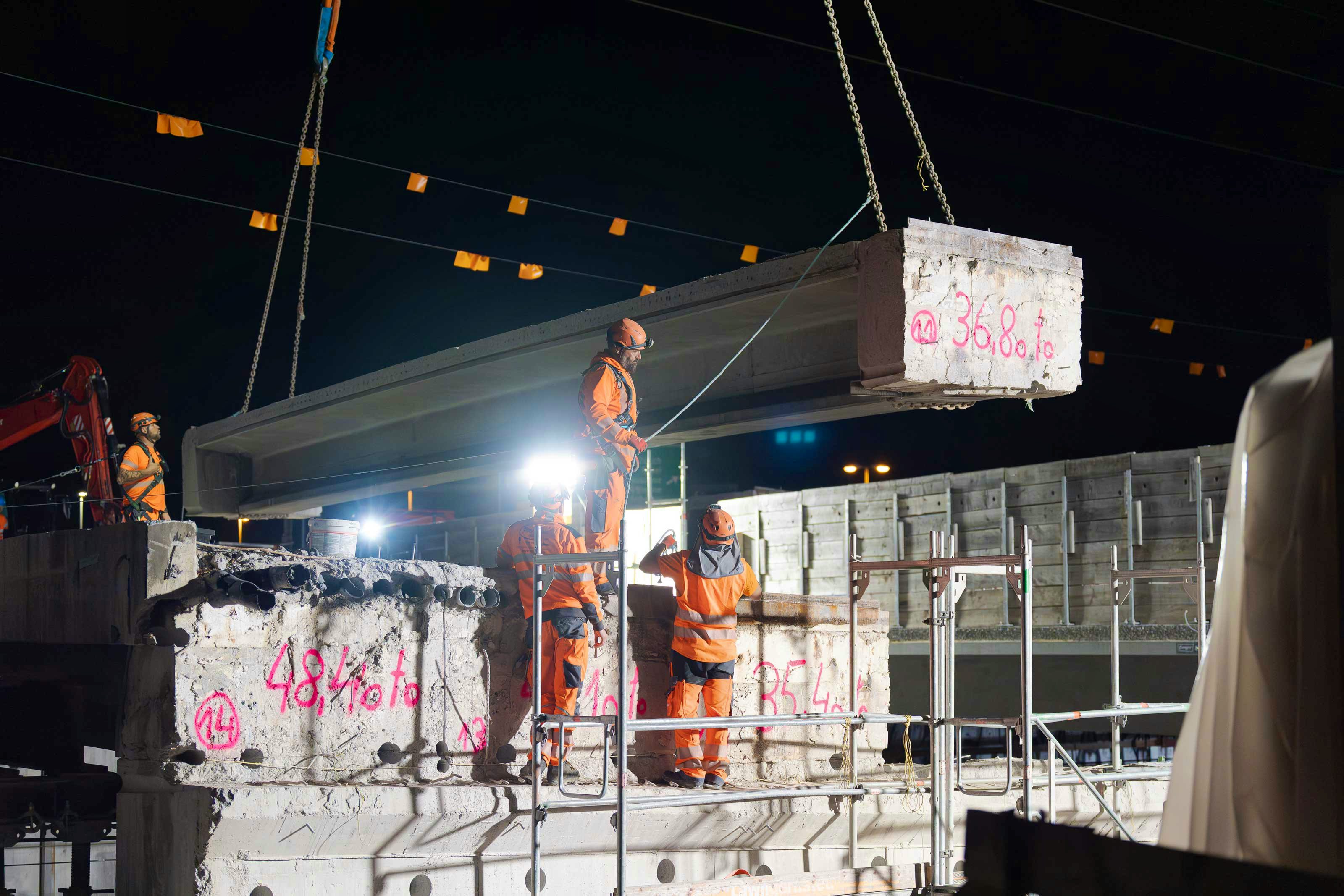 Die Arbeiten erfordern höchste Konzentration bei Kunstlicht.