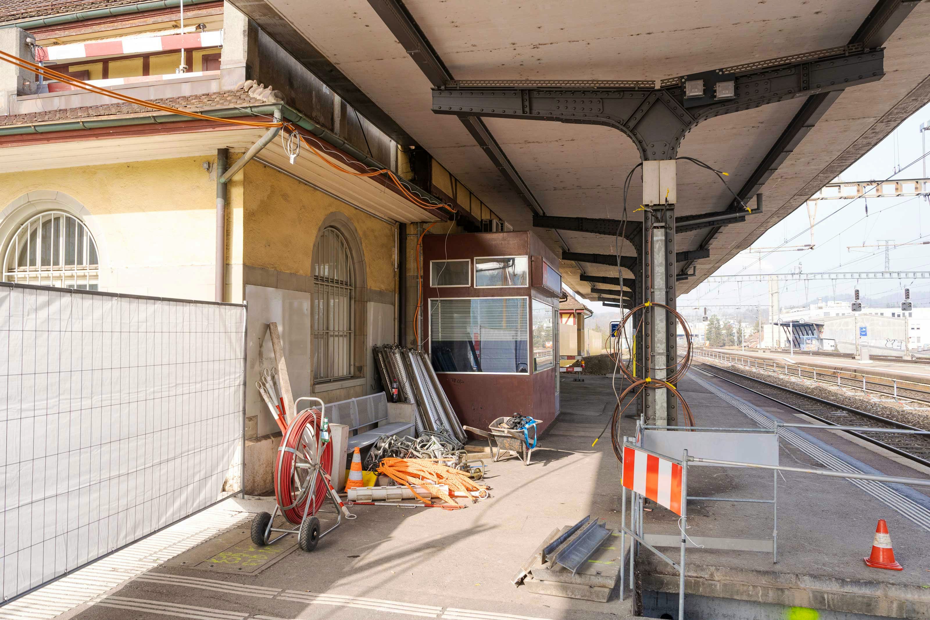 Blick von Perron Gleis 1 auf der Bahnhofgebäude.