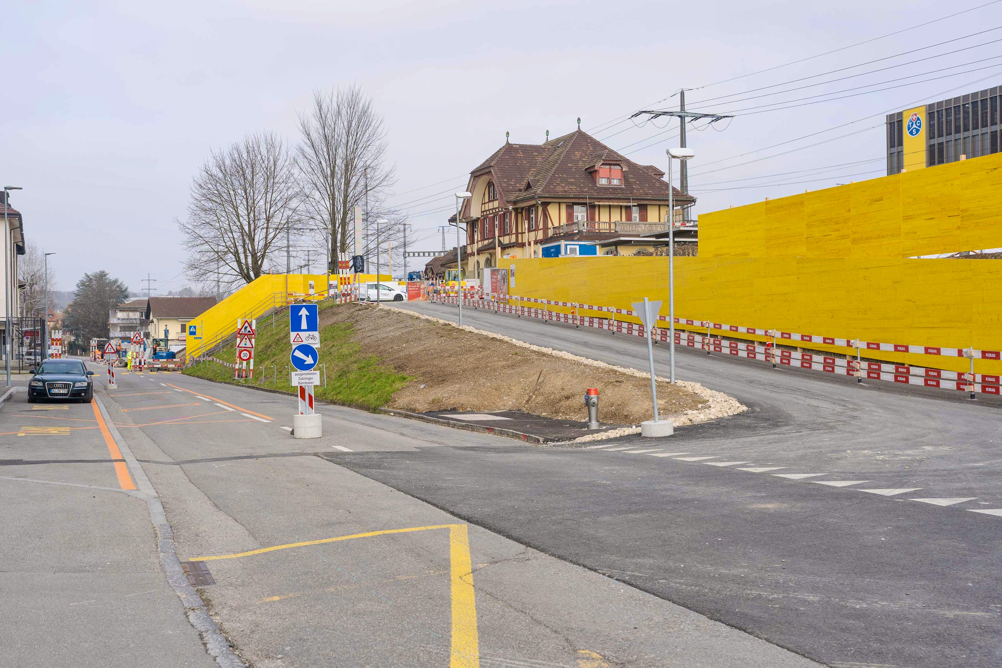 Zufahrt zum Bahnhofgebäude.