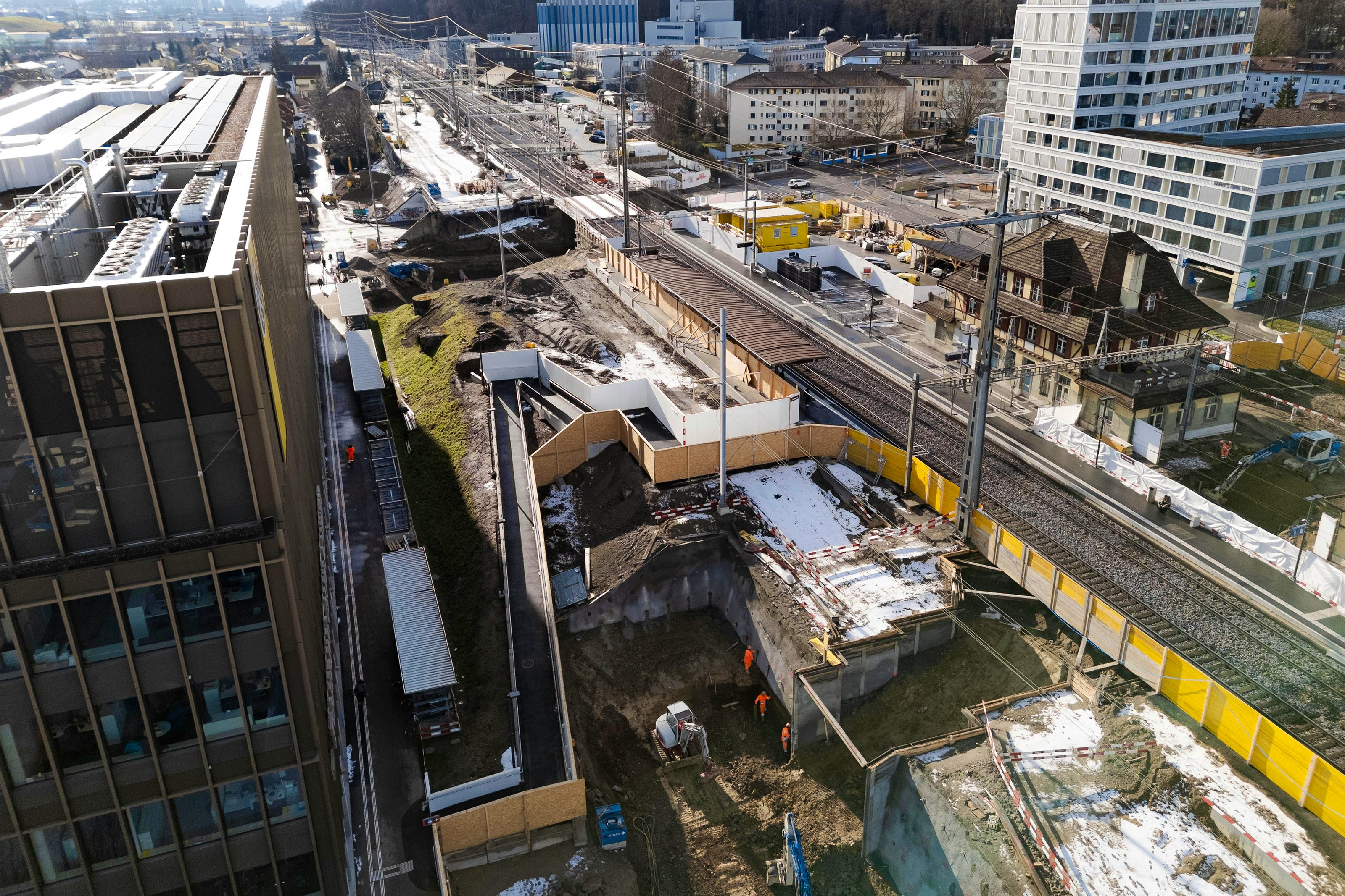 Dank der neu erstellten Zugangsrampe zum Mittelperron ist der Bahnhof Ostermundigen seit Anfang Jahr behindertengerecht.
