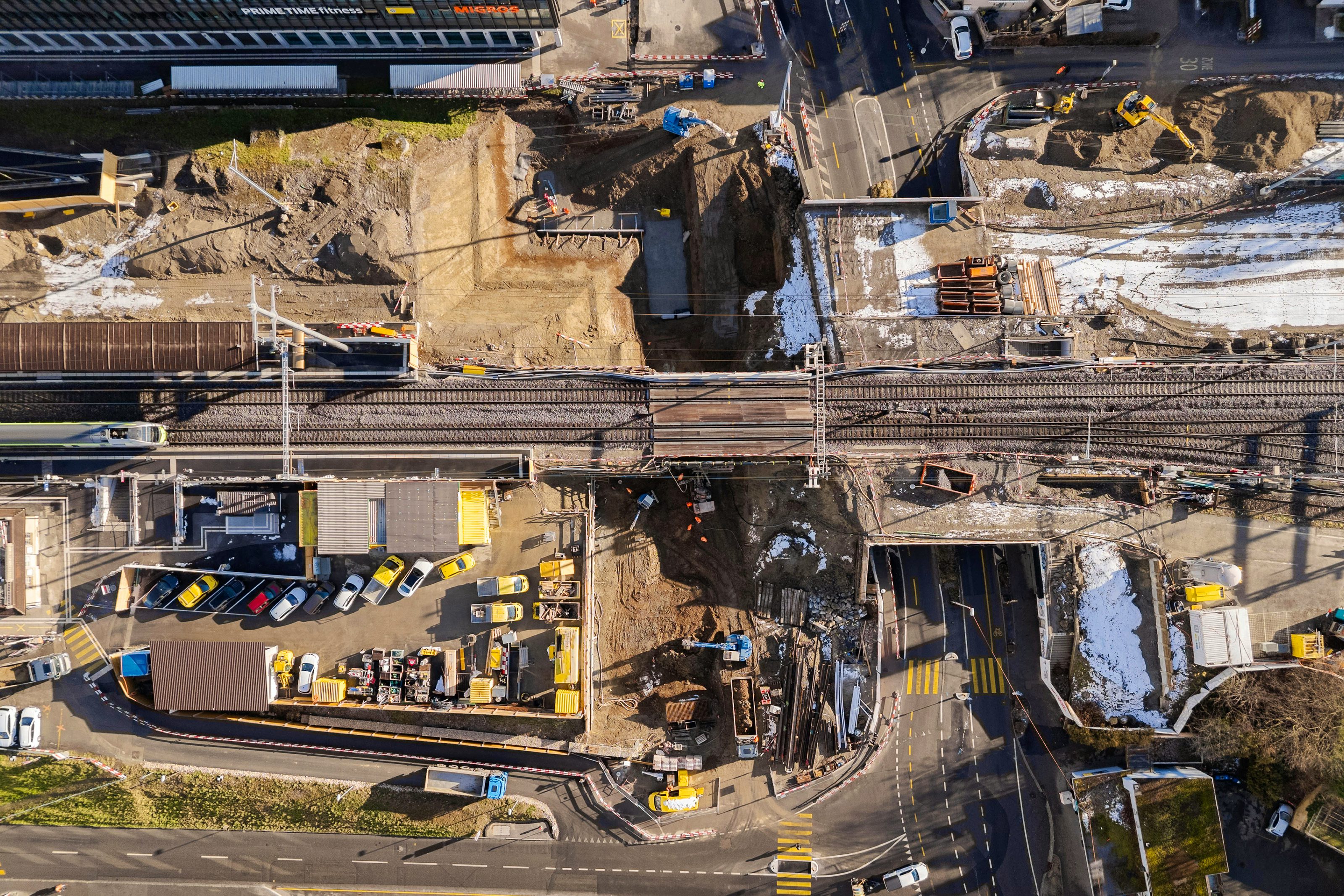Eindrückliche Luftaufnahme von der Baustelle der neuen Unterführung Bernstrasse.