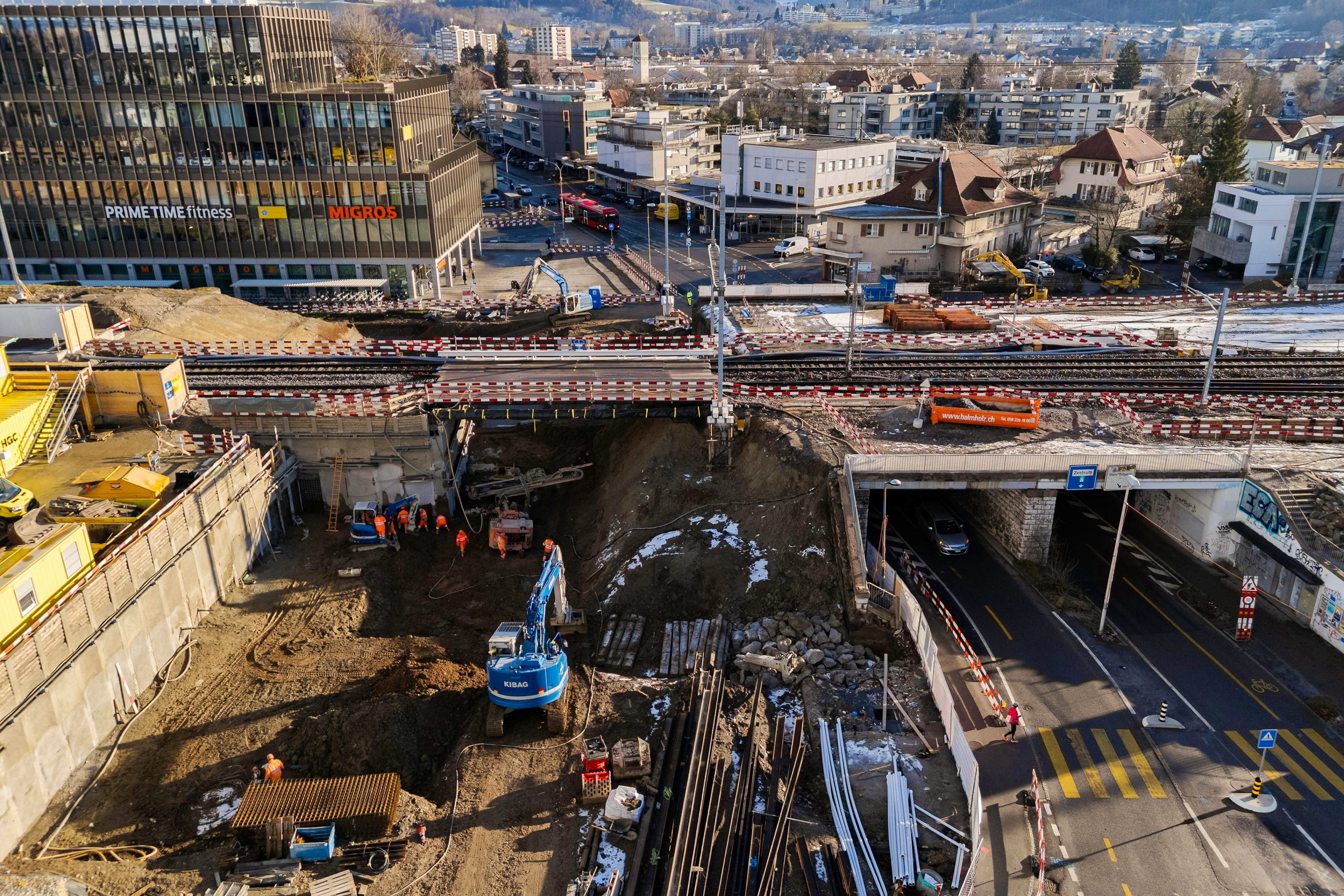 Links die neu ausgehobene Unterführung Bernstrasse, rechts die bestehende Unterführung.
