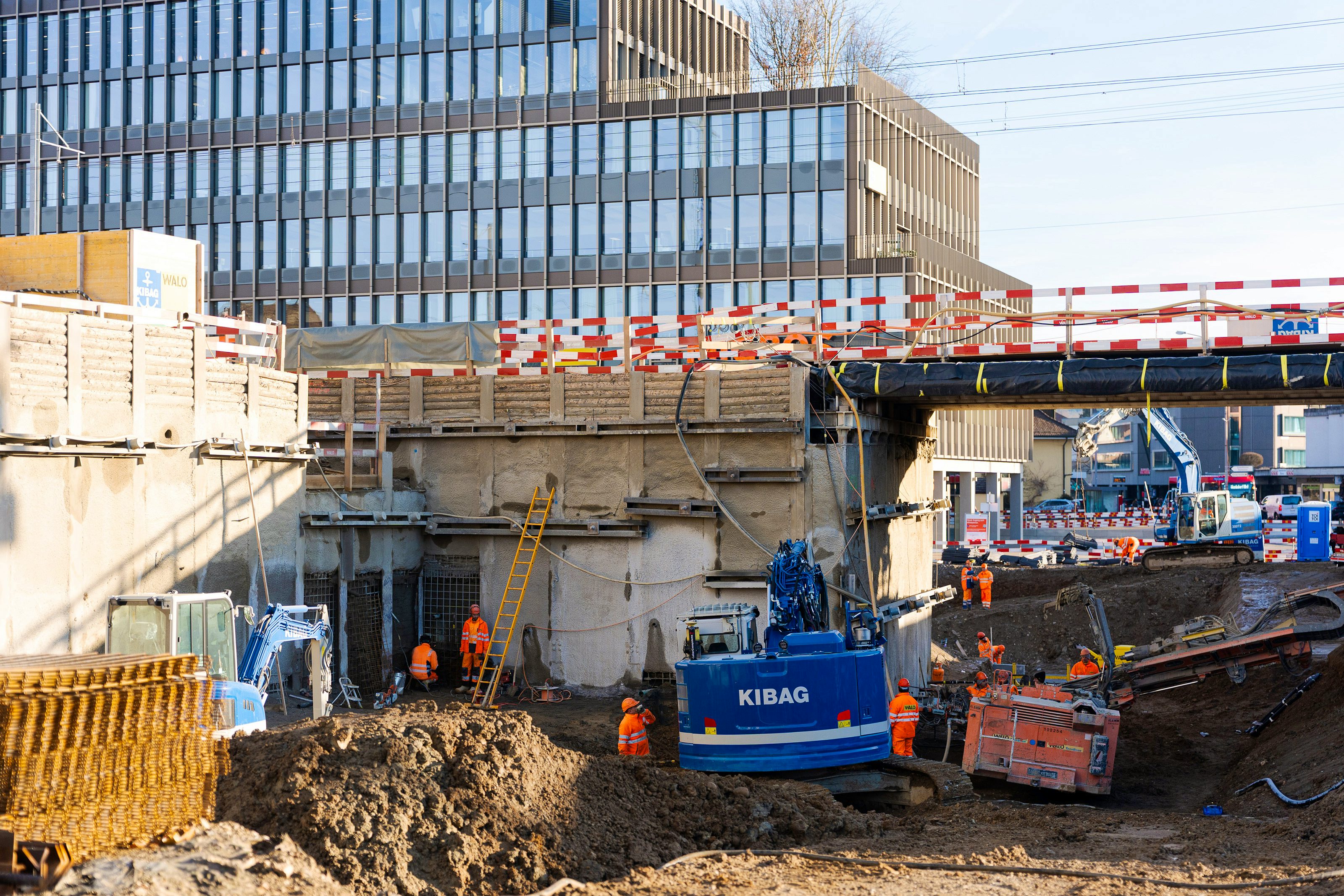 Neue ausgehobene Unterführung Bernstrasse, westlich der bestehenden Unterführung.