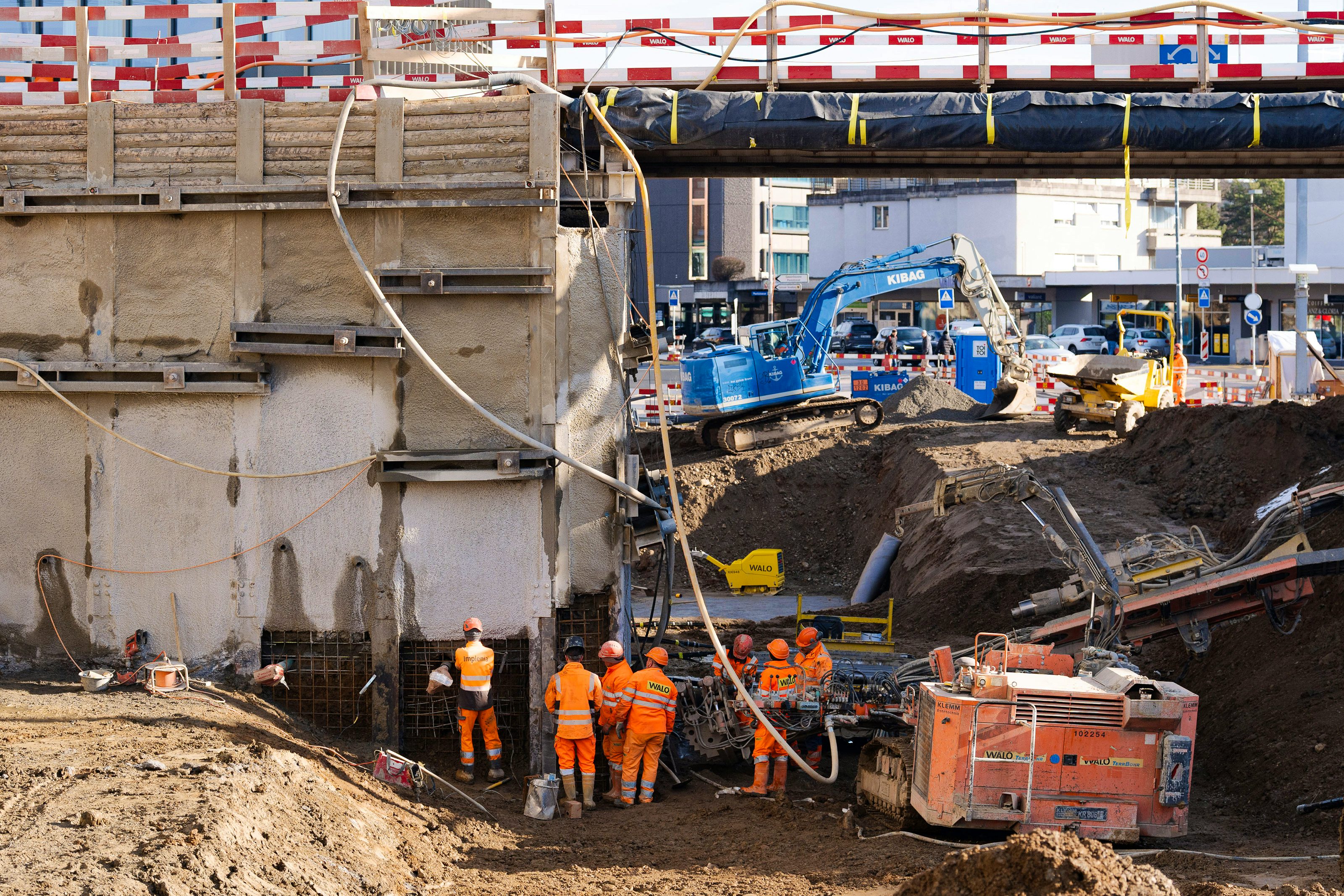Unten wird gebaut - oben fahren die Züge über die Gleisbrücke.