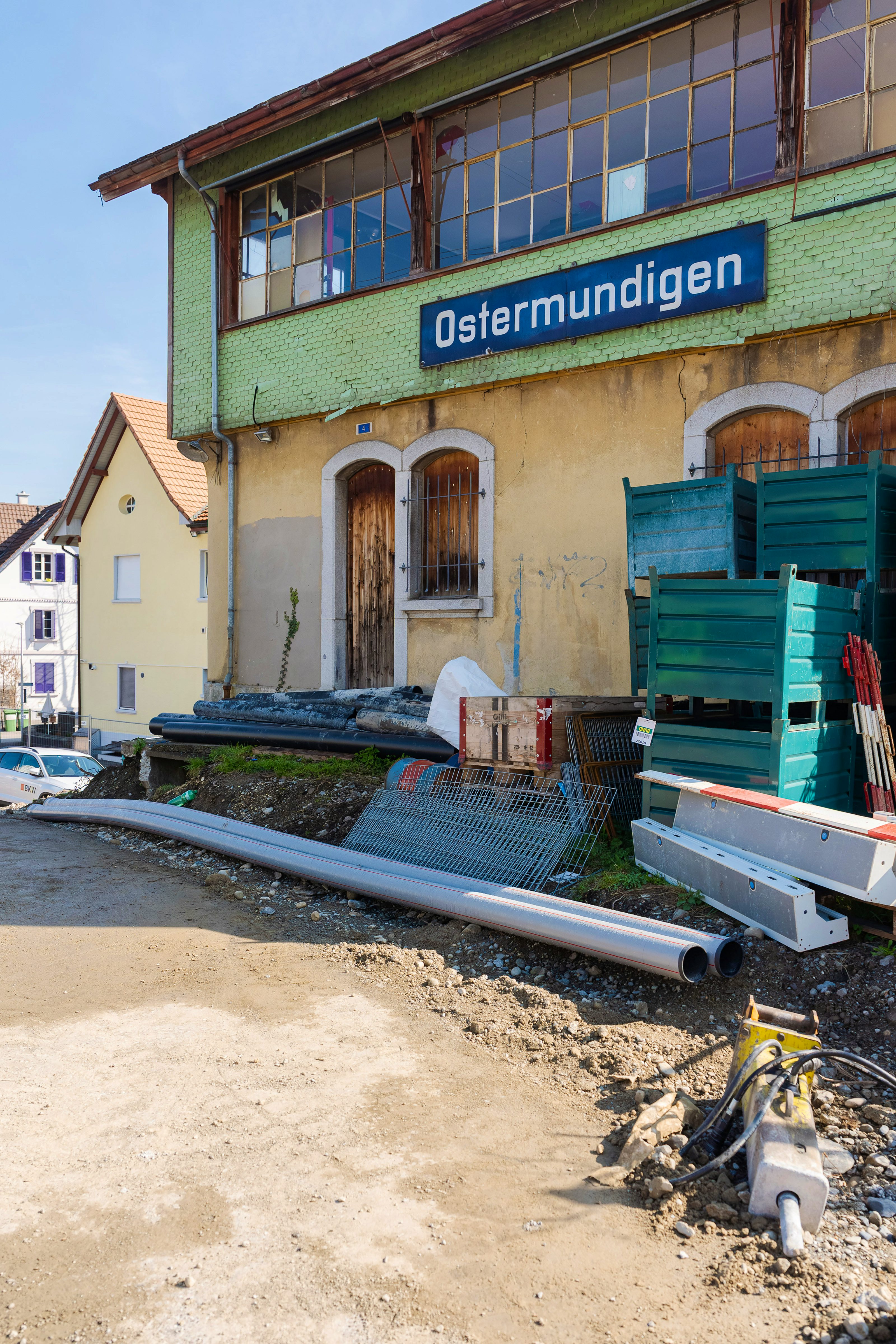 Ein Stück Bahngeschichte am Bahnhof Ostermundigen bleibt mit dem alten Bahntechnikgebäude erhalten.