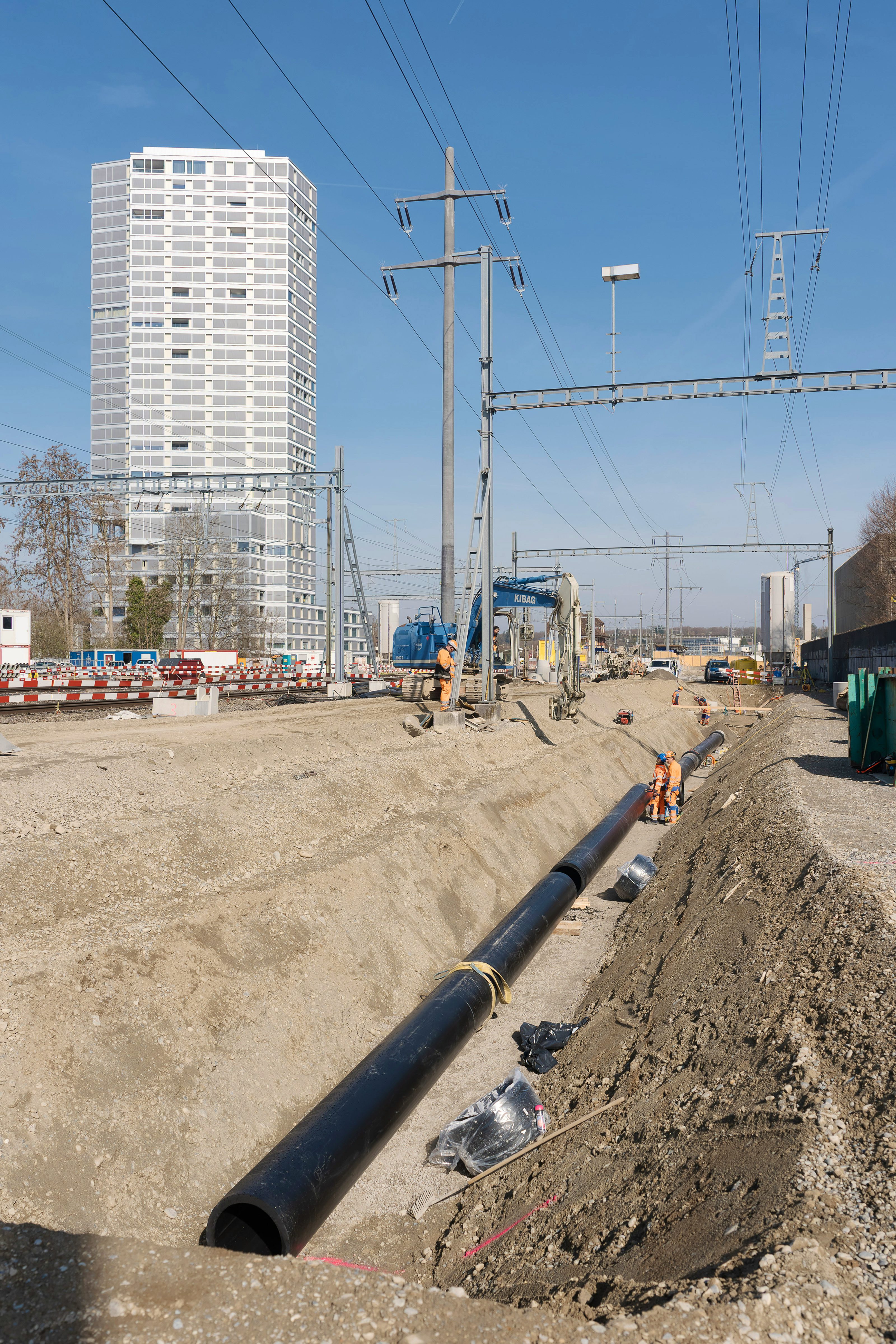 Rohre werden neben den Gleisen verlegt für Kabel und Werkleitungen.