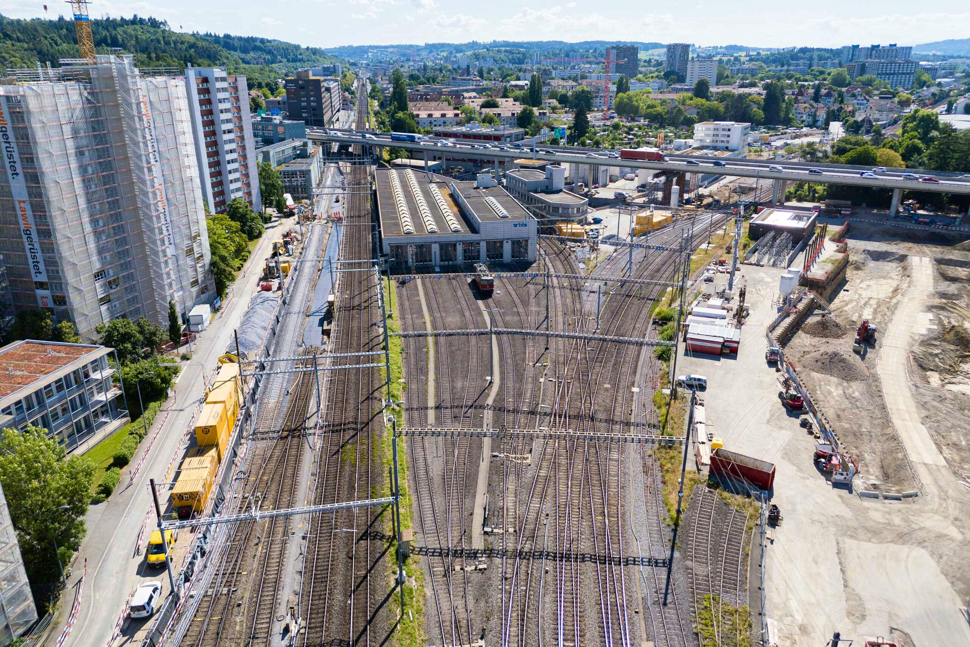 Baustellenperimeter und Autobahnviadukt mit Blick Richtung Westen.