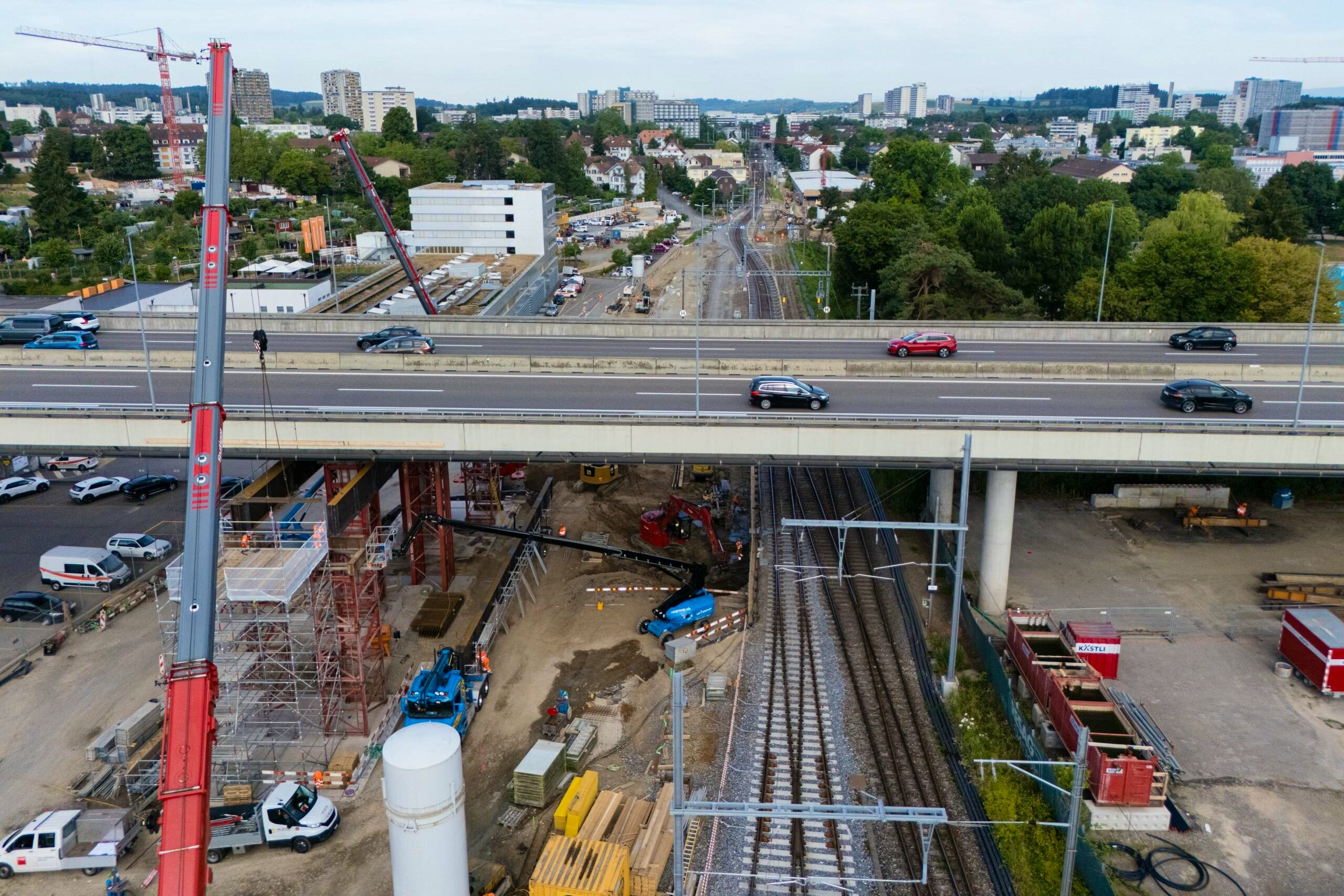 Direkt unter dem Autobahnviadukt entsteht eine neue Personenunterführung unter den Gleisen durch.