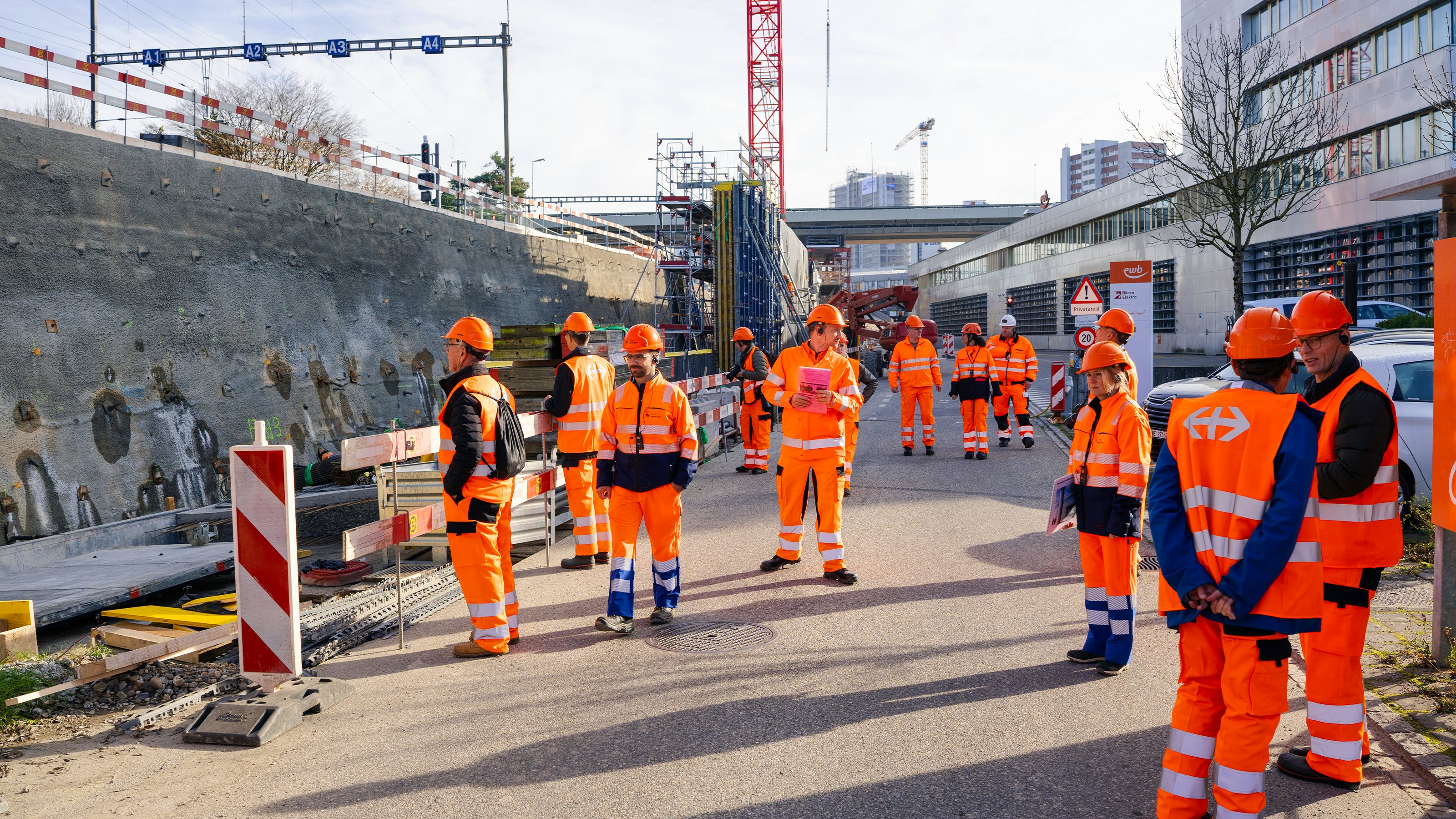 Medienschaffende unterwegs auf der Baustelle 2-1.