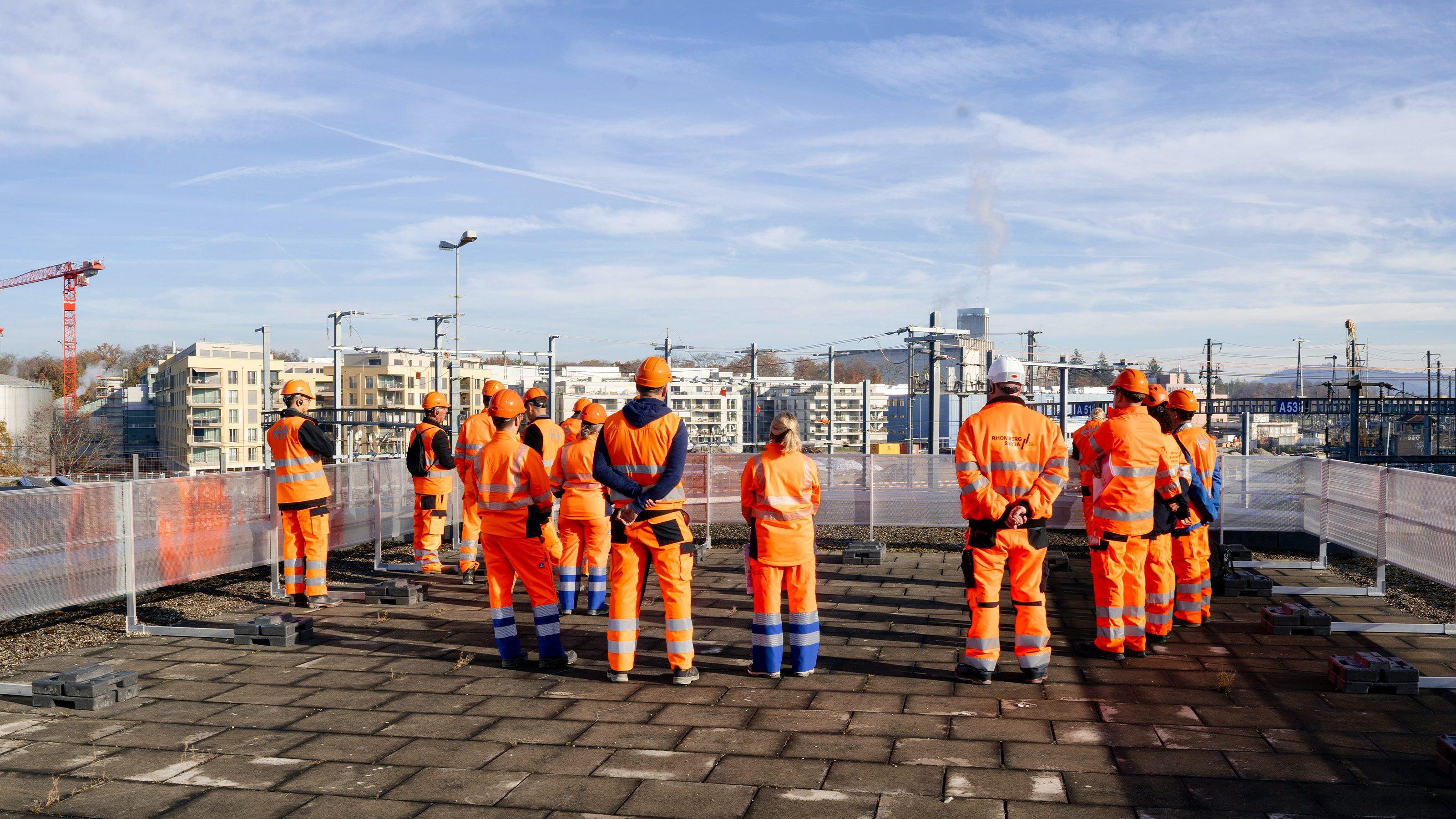 Baustellenführung für Medienschaffende mit Blick auf den riesigen Baustellenperimeter.