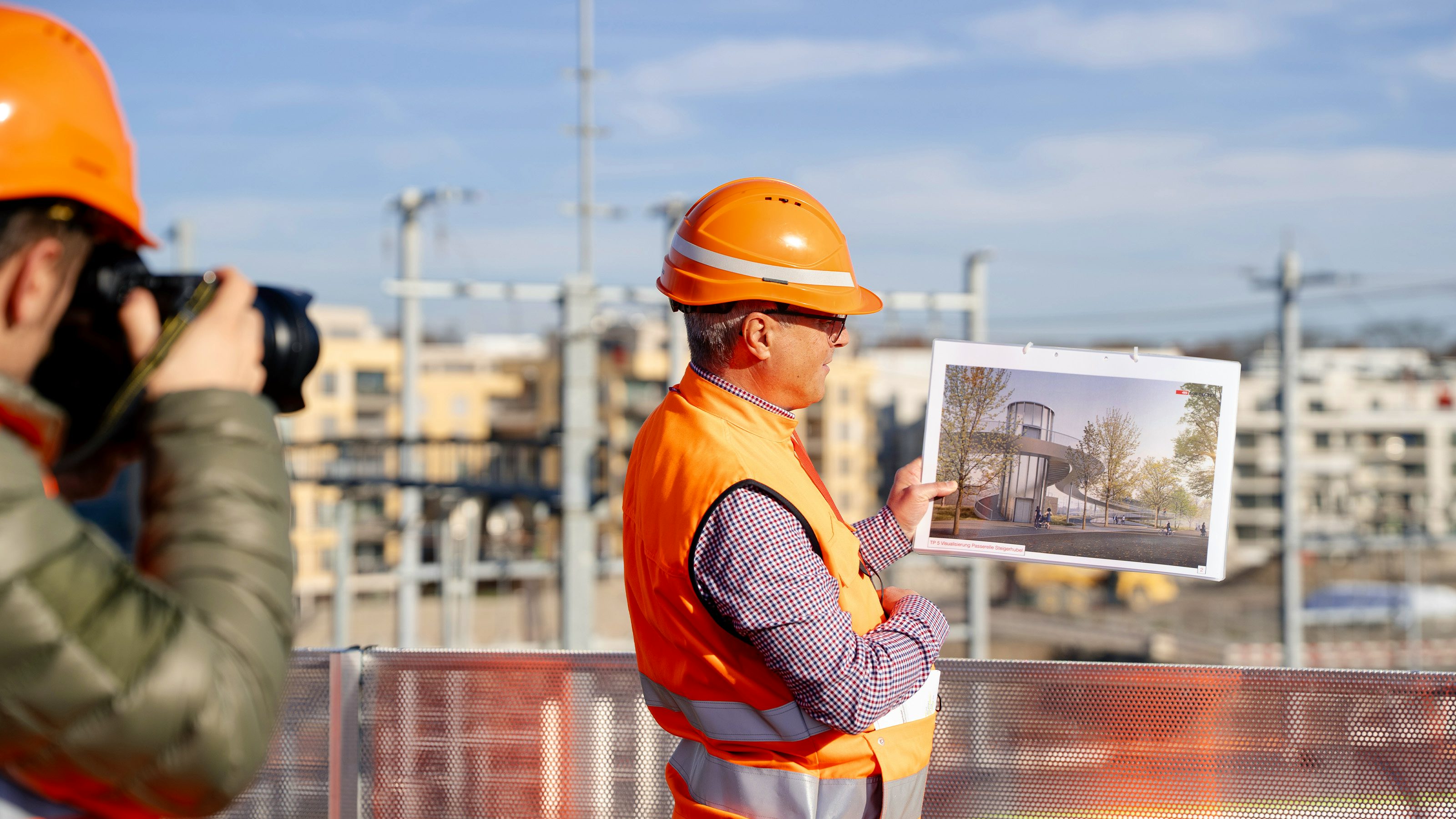 Gabriele Pagliari (SBB) zeigt die neue Passerelle Steigerhubel-1.