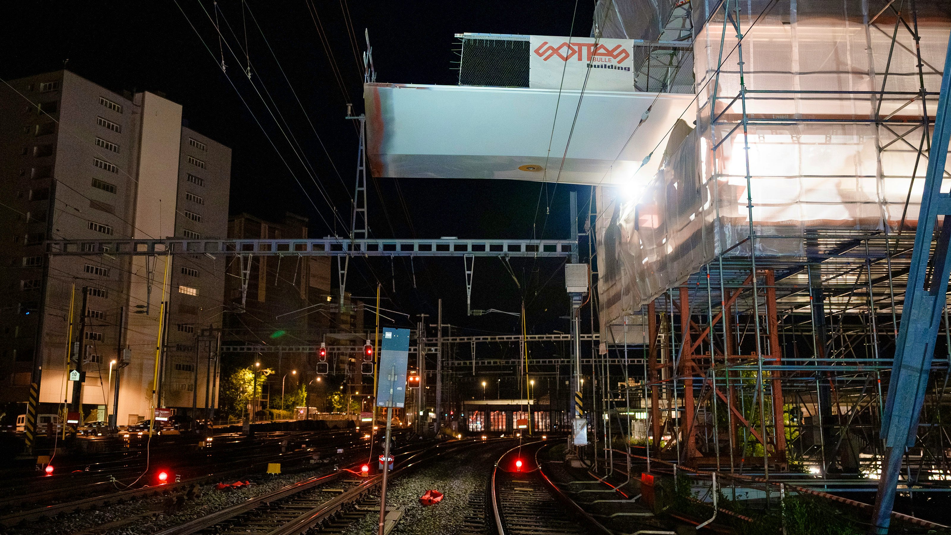 Die Passerelle wird mit einer Geschwindigkeit von nur gerade 5-10 Metern pro Sekunde vorwärtsgeschoben.