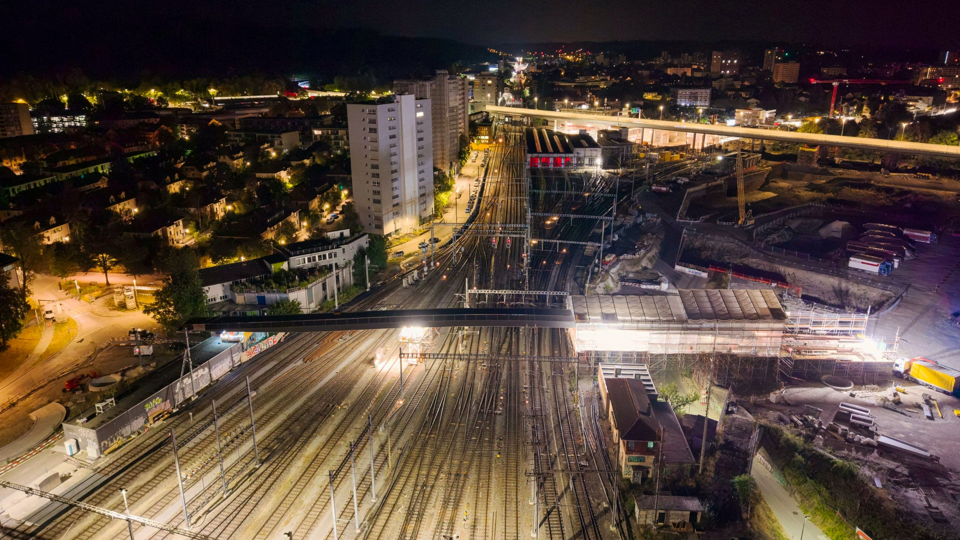 Noch wird die Passerelle in der Mitte abgestützt. Schlussendlich wird sie dann ohne Mittelstütze alle Gleise überspannen.
