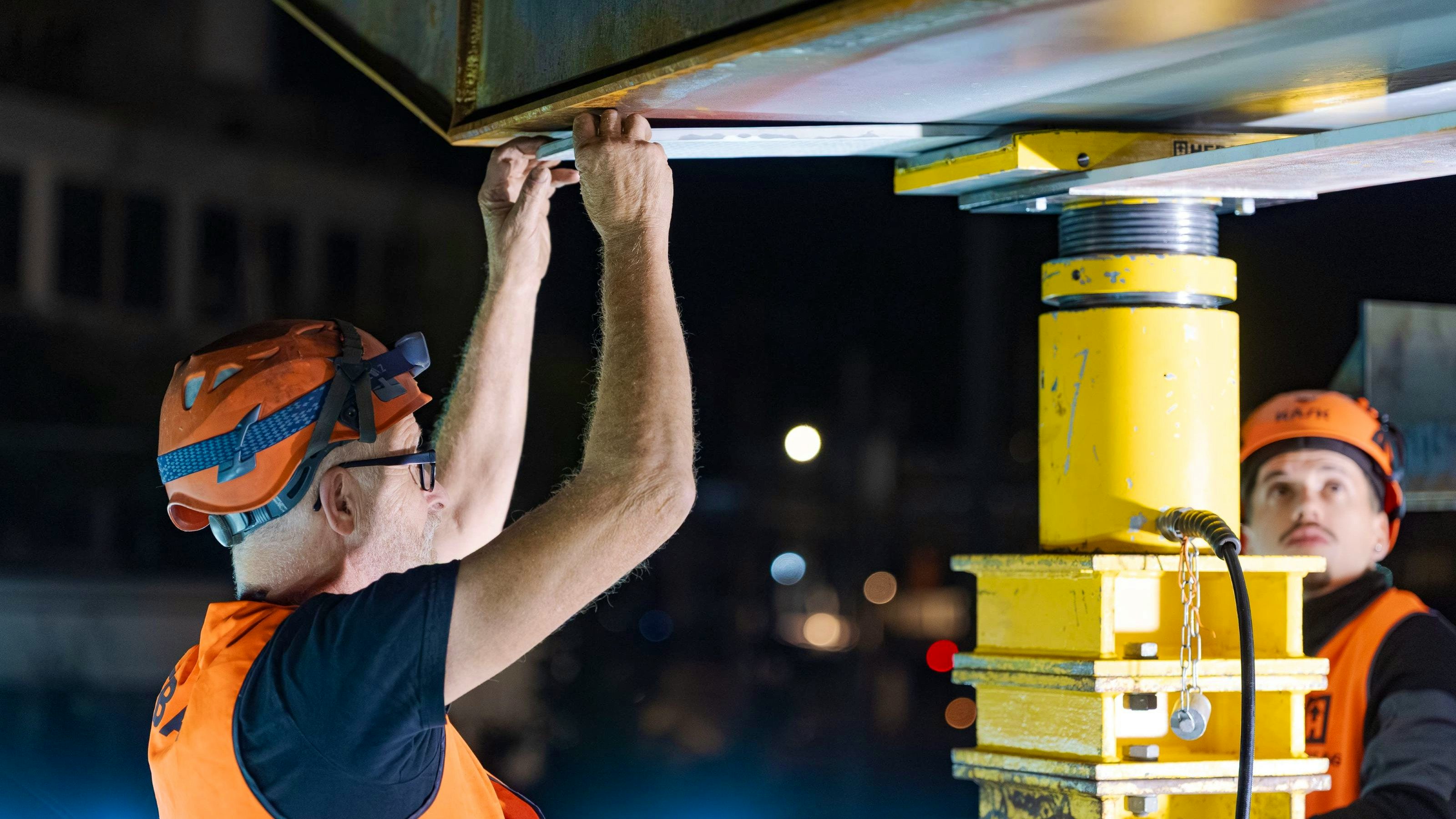 In der Nacht vom 9. auf den 10. August wurde die neue Brücke in ihre Endposition geschoben.
