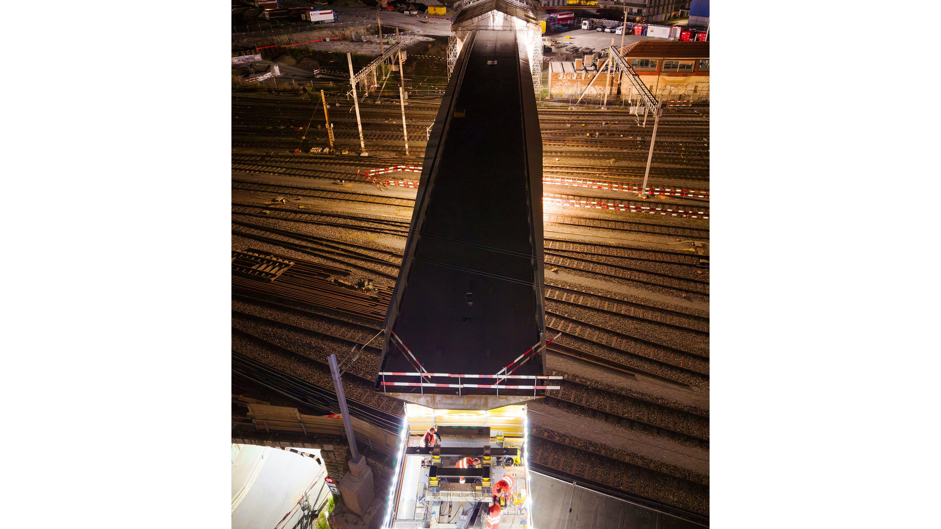 Nach dem letzten Gleis befindet sich eine Plattform, wo die Passerelle abgestützt wird.

