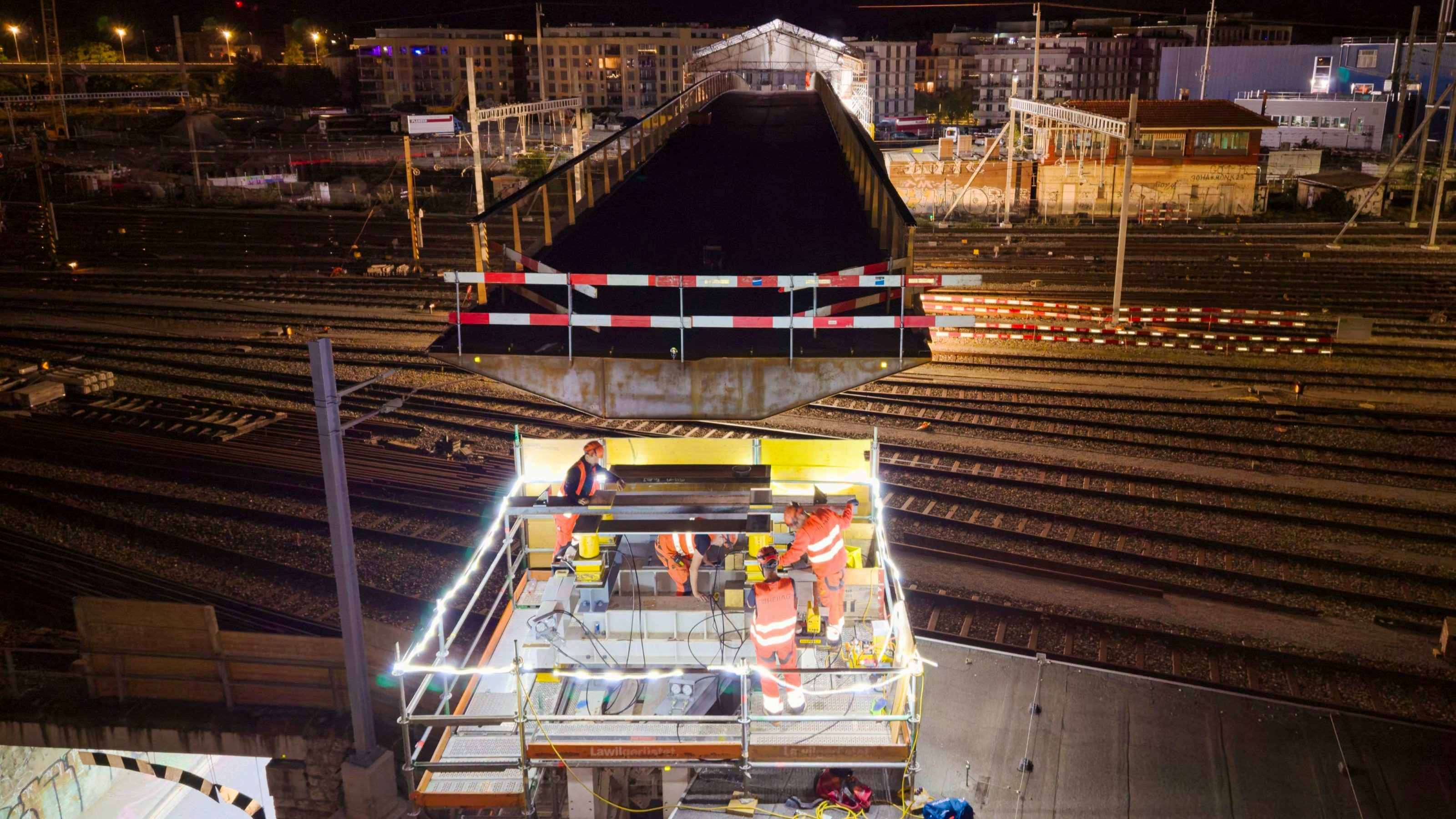 Nach dem letzten Gleis befindet sich eine Plattform, wo die Passerelle abgestützt wird.

