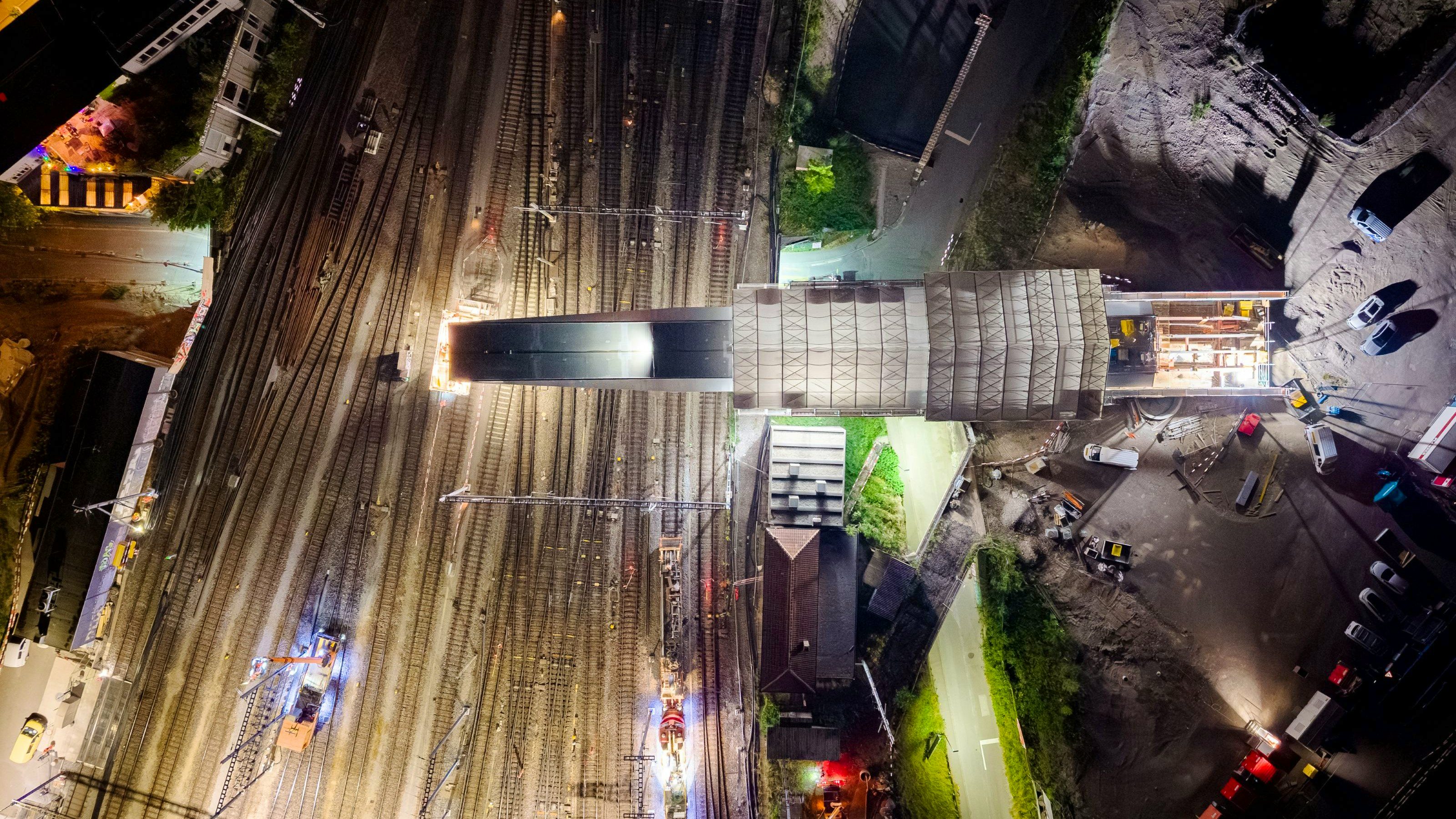 Eindrückliche Perspektive aus der Luft auf die neue Brücke.
