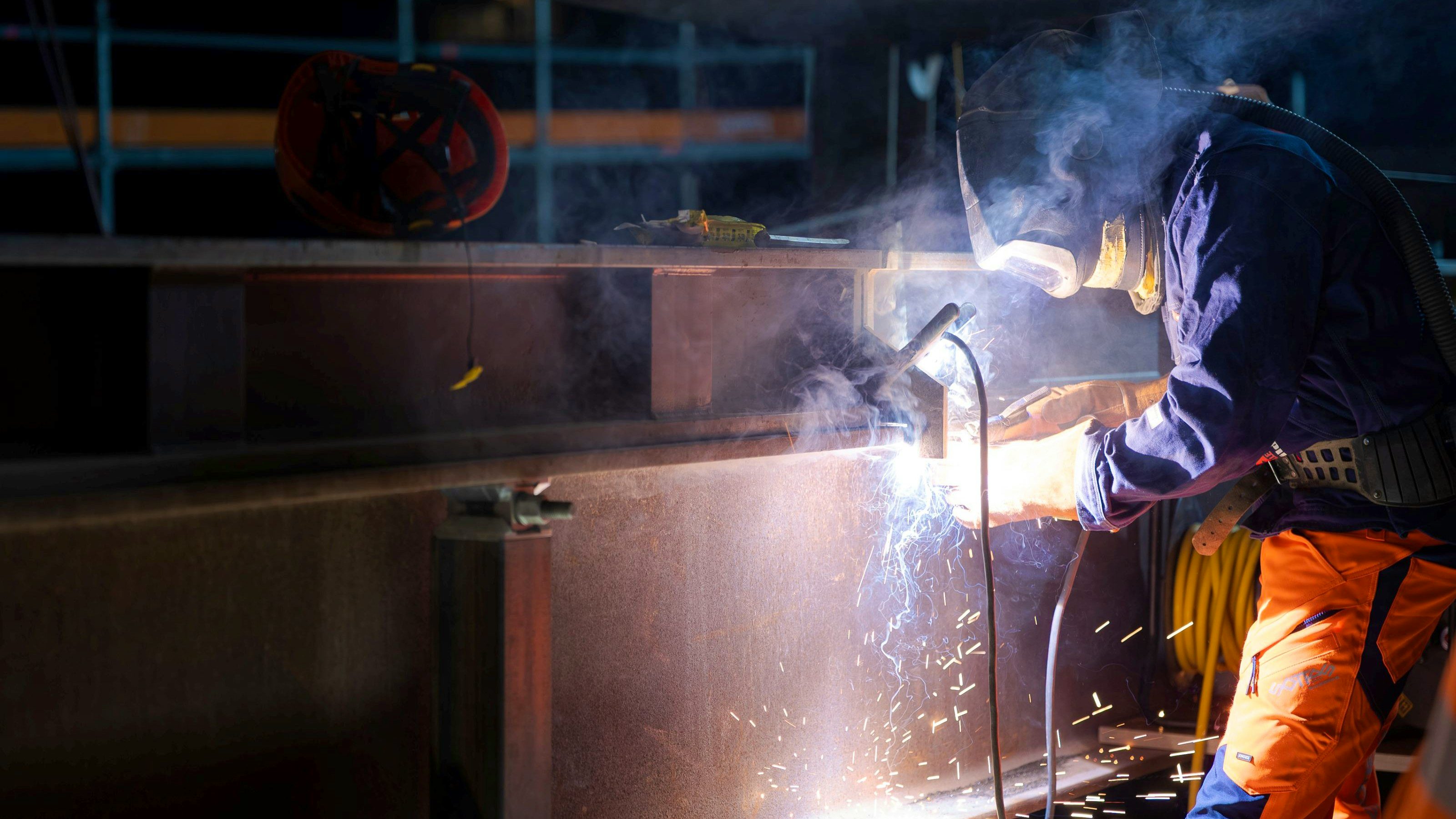 Schweissarbeiten an der Metallkonstruktion.
