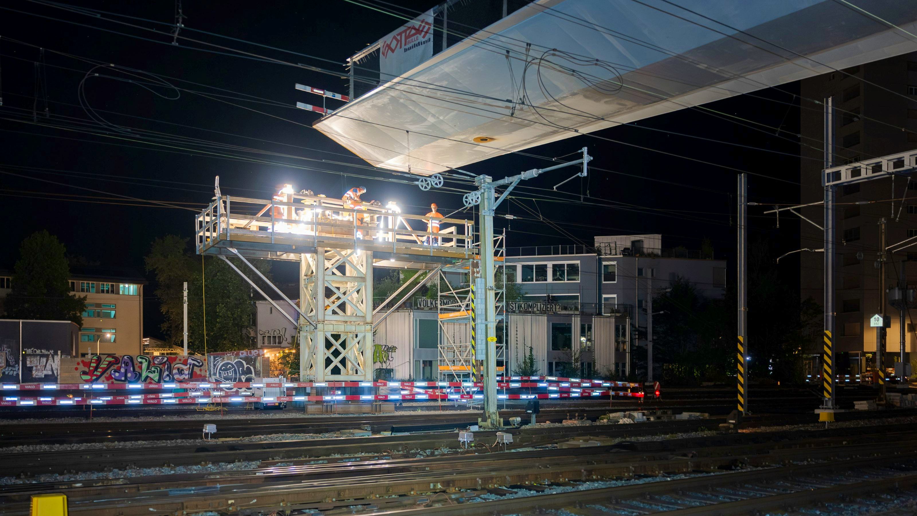 Die Passerelle wird langsam in Richtung der temporären Mittelstütze geschoben.
