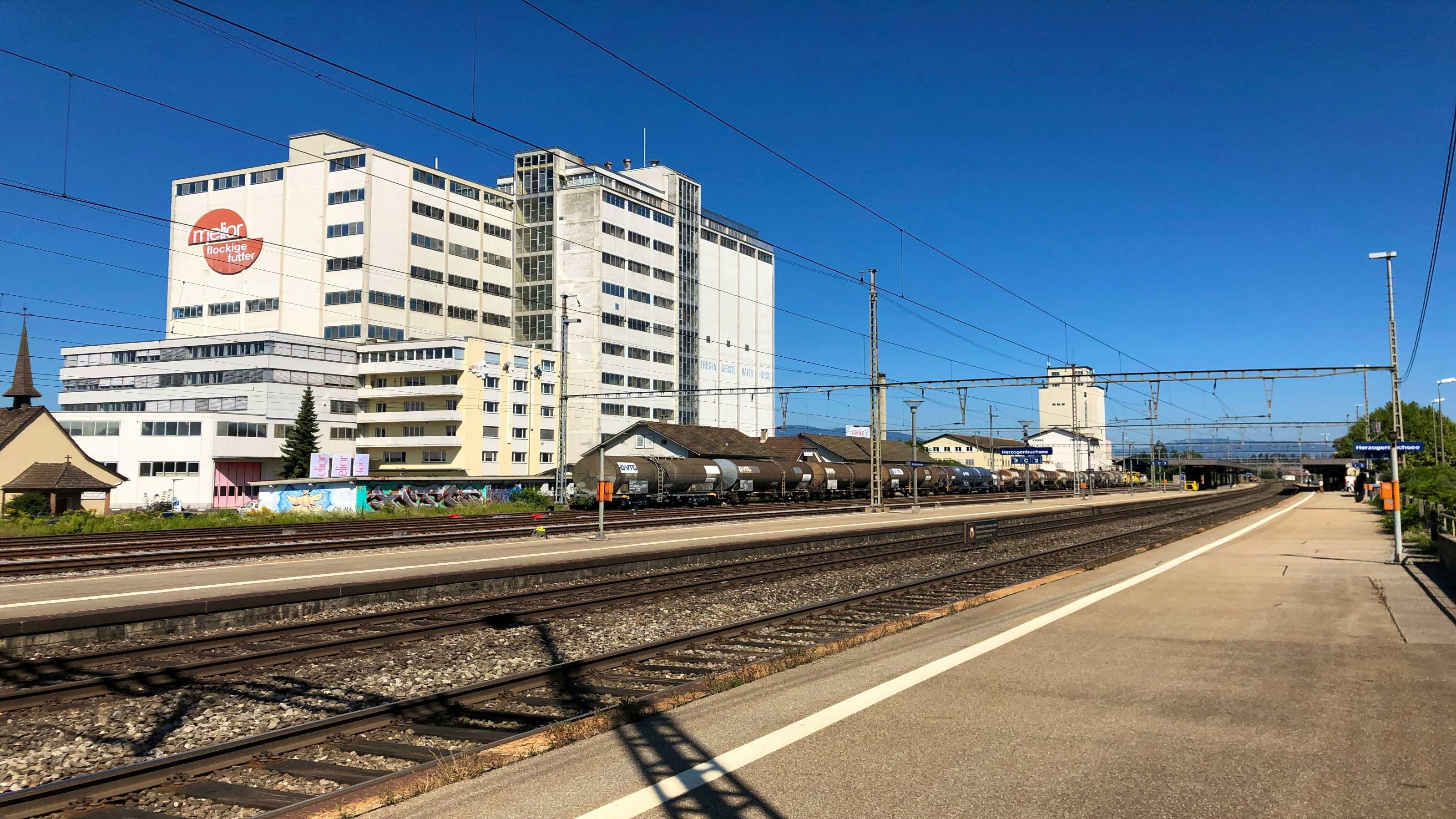 Am Bahnhof Herzogenbuchsee sind nicht alle Bereiche stufenfrei zugänglich, der Bahnhof entspricht somit nicht den heutigen Anforderungen an hindernisfreien Zugängen zum Zug.