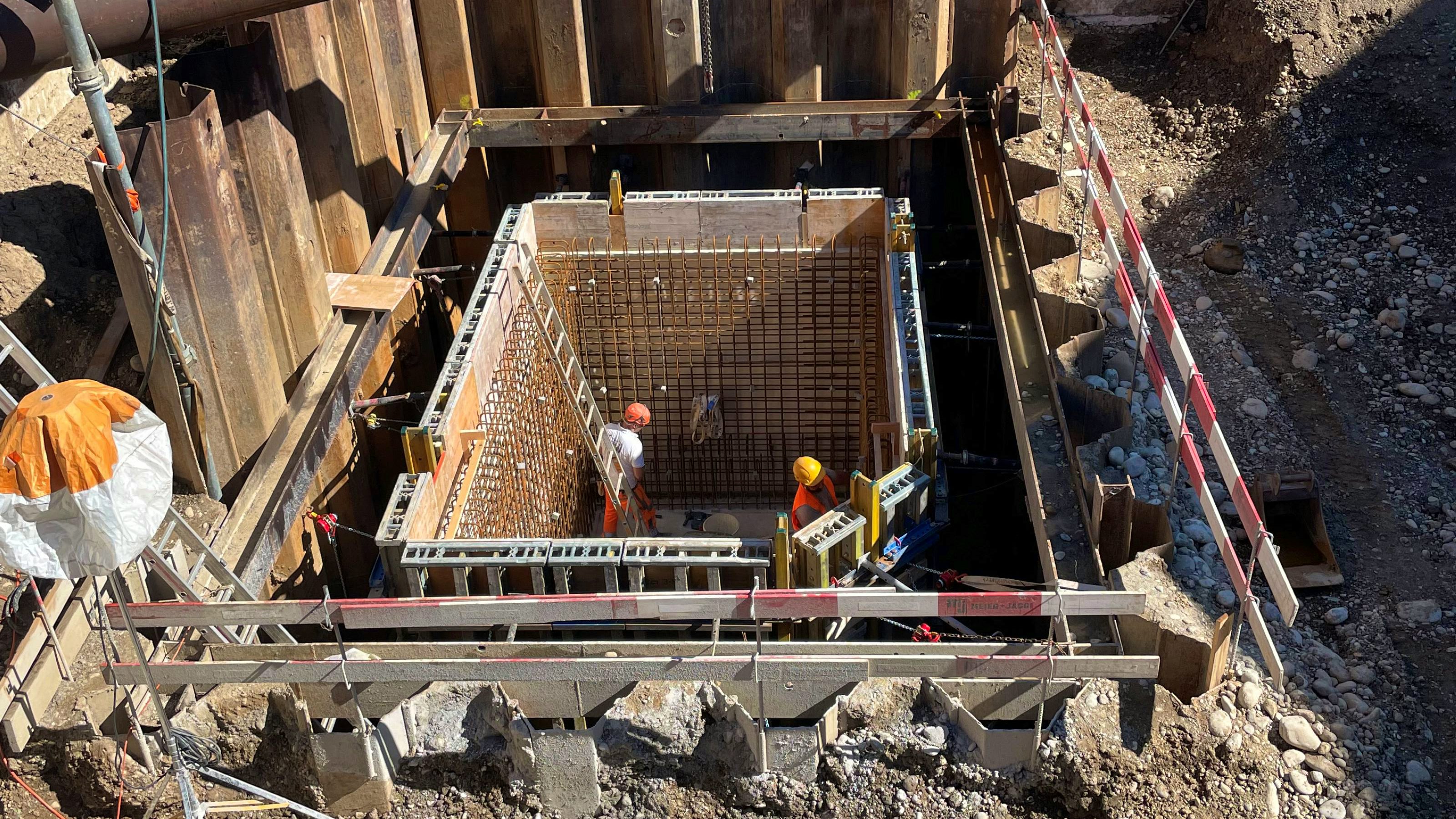 Aktuelle Bilder Herbst 2023: Baugrube Ost mit Spundwandkasten für Entwässerungsschacht.