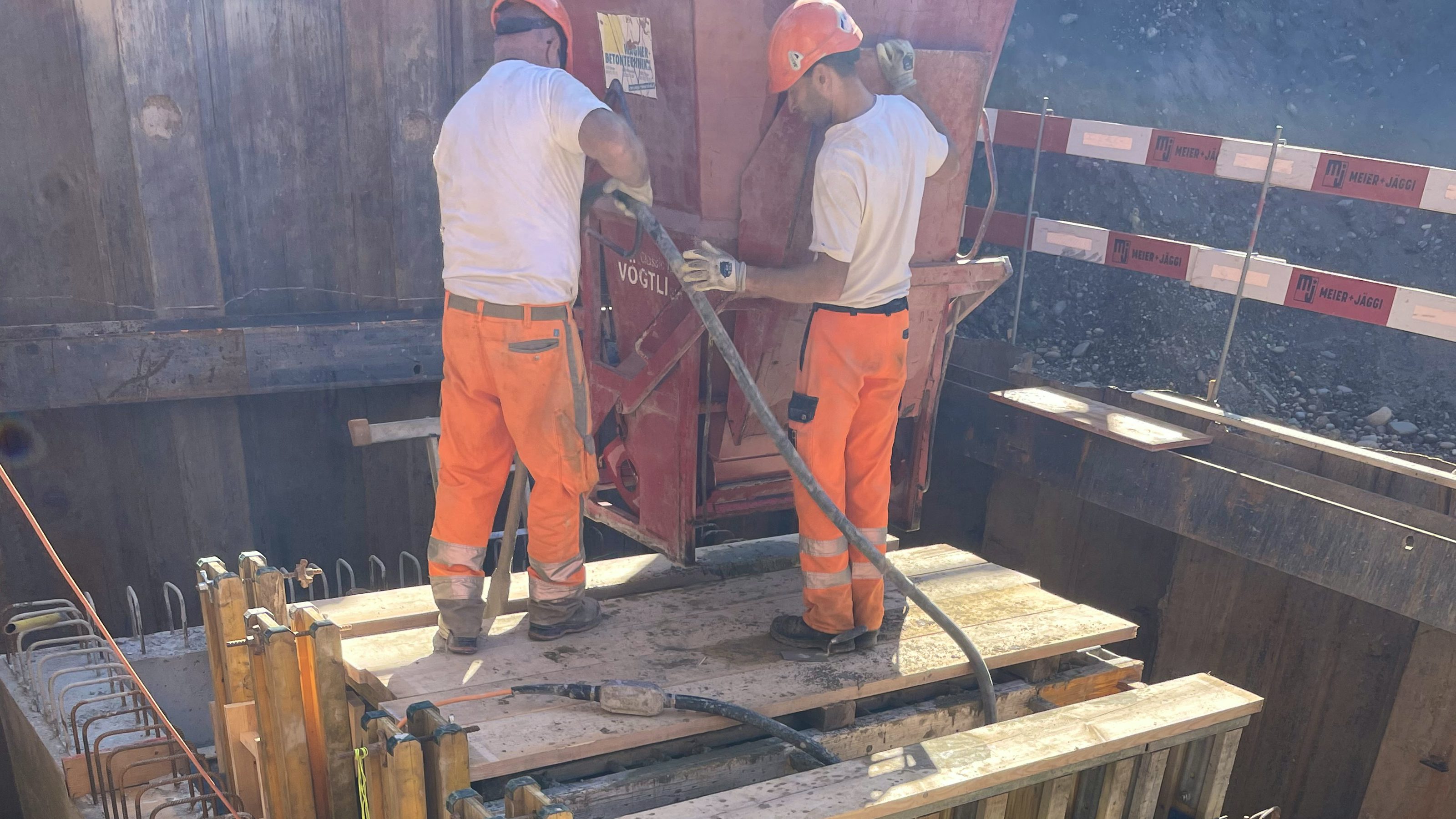 Aktuelle Bilder Herbst 2023: Baugrube Ost, Betonieren der Wände für Entwässerungsschacht.