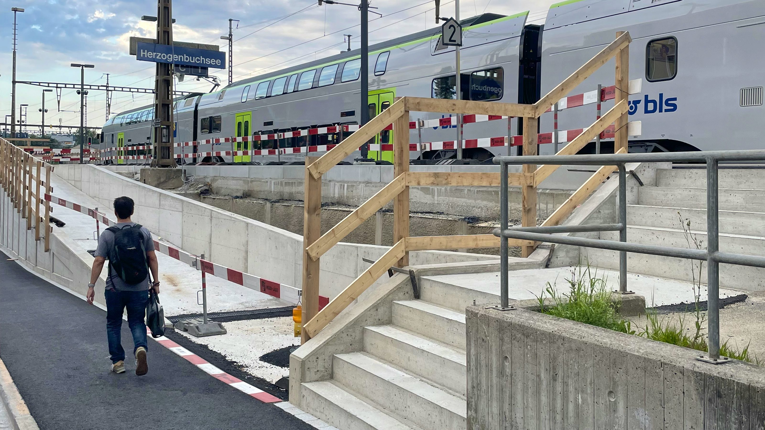 Aktuelle Bilder Herbst 2023: Neuer Zugang mit Rampe und Treppe zu Perron 1, Seite Lagerstrasse.