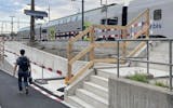 Aktuelle Bilder Herbst 2023: Neuer Zugang mit Rampe und Treppe zu Perron 1, Seite Lagerstrasse.