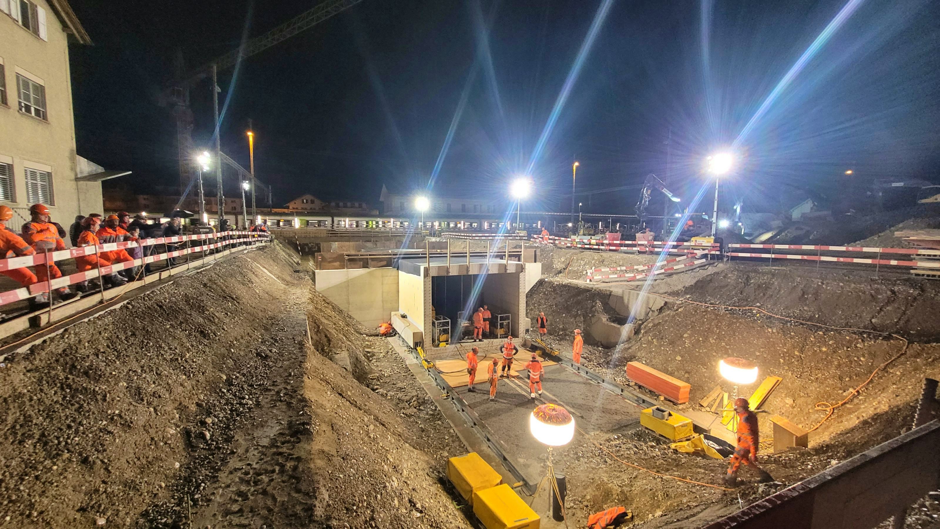 Der nächtliche Einschub der Personenunterführung lockt am Osterwochenende Schaulustige zur Baustelle.