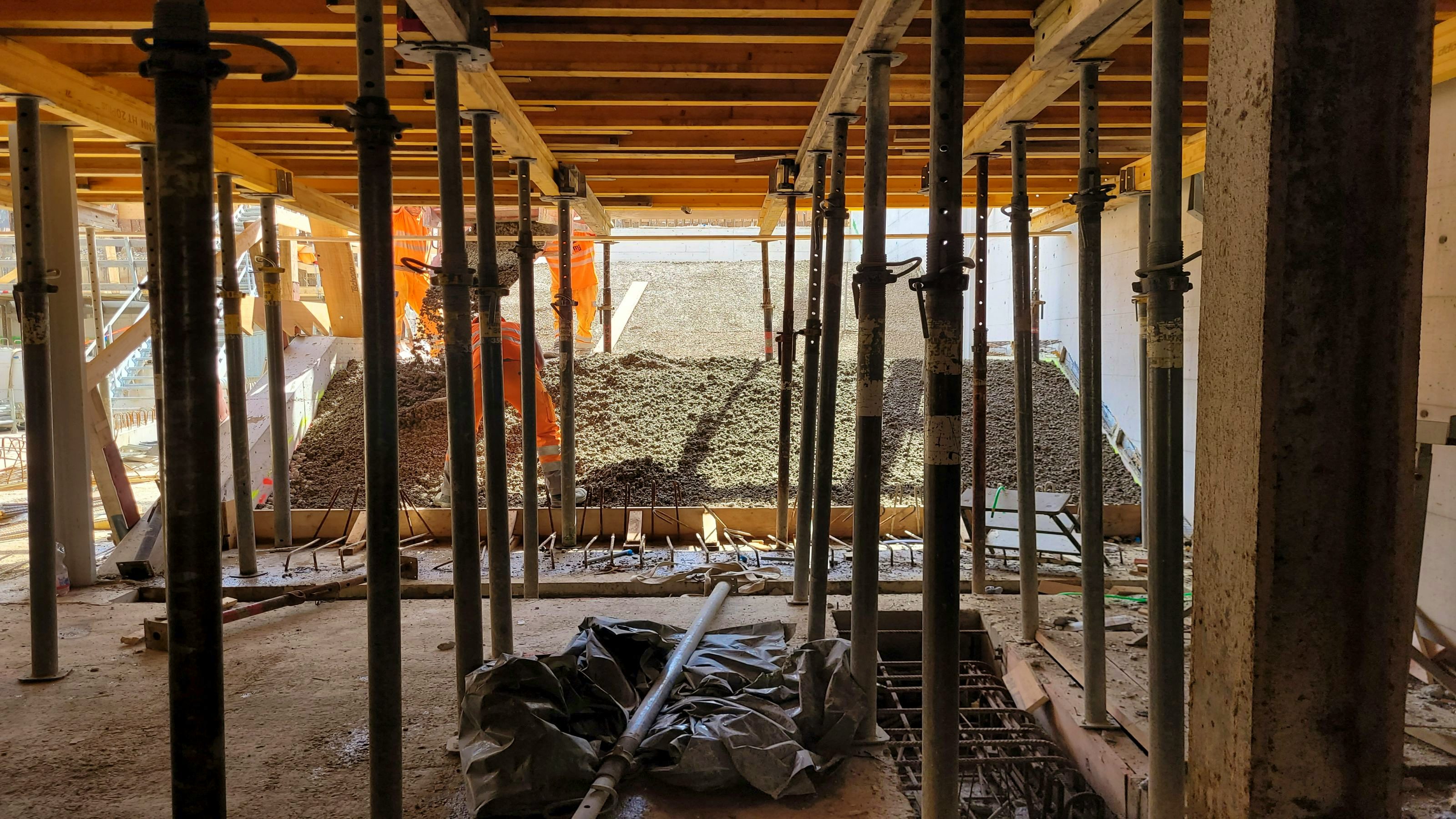 Blick durch die Personenunterführung in Richtung Rampe und Treppe.