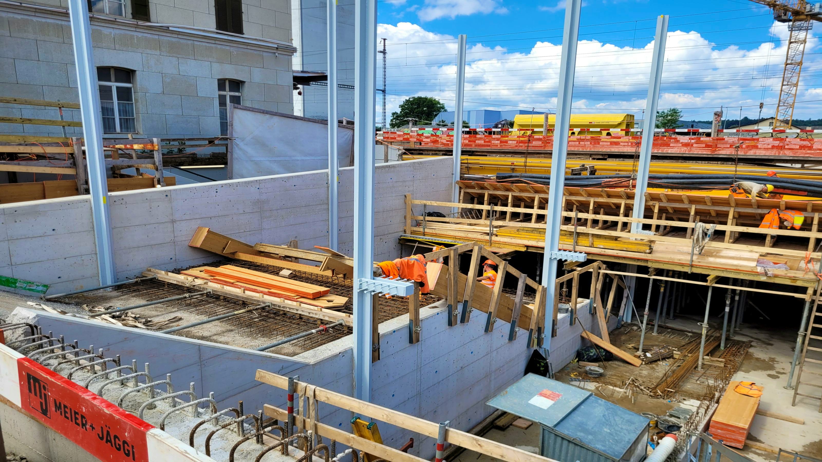 Der östliche Zugang mit der Treppe nimmt Gestalt an.