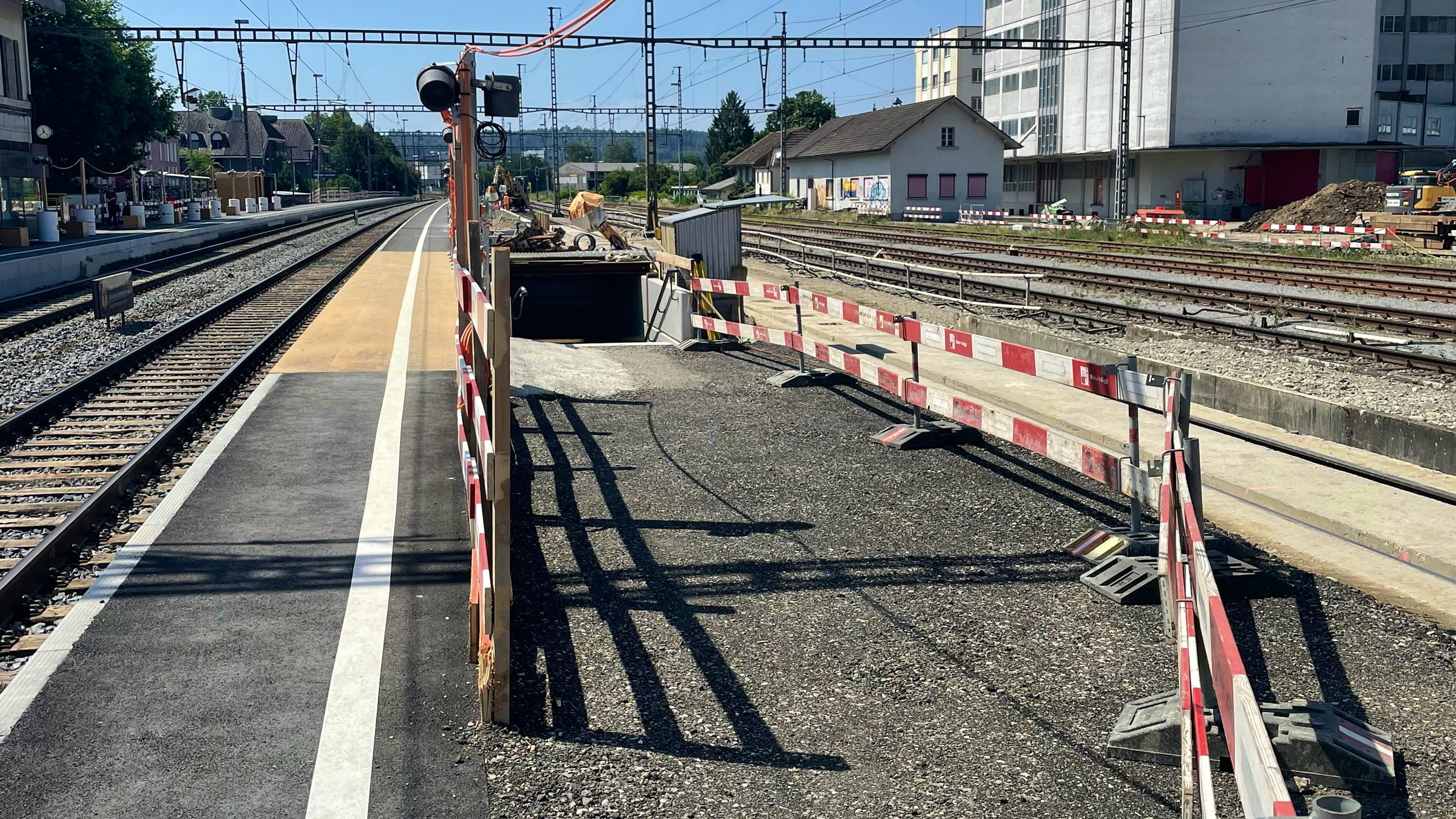 Aktuelle Bilder Herbst 2023: Standort zukünftige Treppe vom Perron Gleis 2/3 in die Unterführung West.