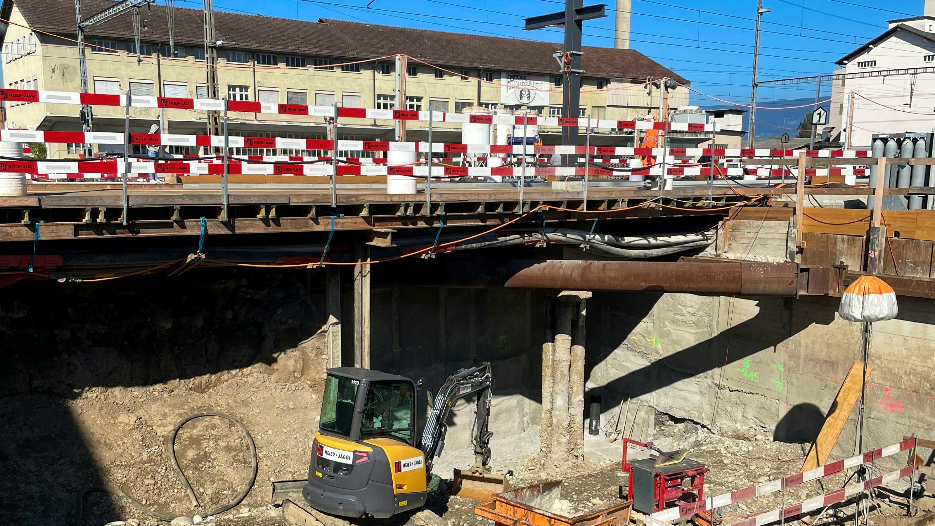 Aktuelle Bilder Herbst 2023: Baugrube Ost in Blickrichtung Perron 1, provisorische Stahlkonstruktion Perron 1.