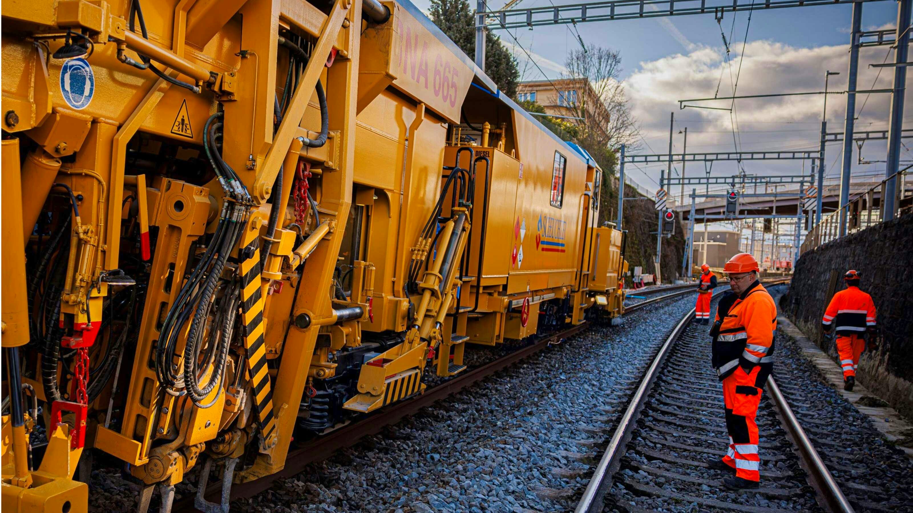 I lavori di drenaggio e spostamento dei binari sulla linea del Sempione realizzati nel 2024.