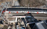 Februar 2022: Während des Betonabbruchs des Brückensegments bei der Unterführung Hubstasse fahren oberhalb die Züge durch.