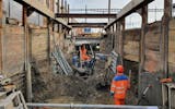 Januar 2022: Zwei Bauarbeiter bei den Aushubarbeiten für die neue Rampe beim Perron Gleis 2/3.