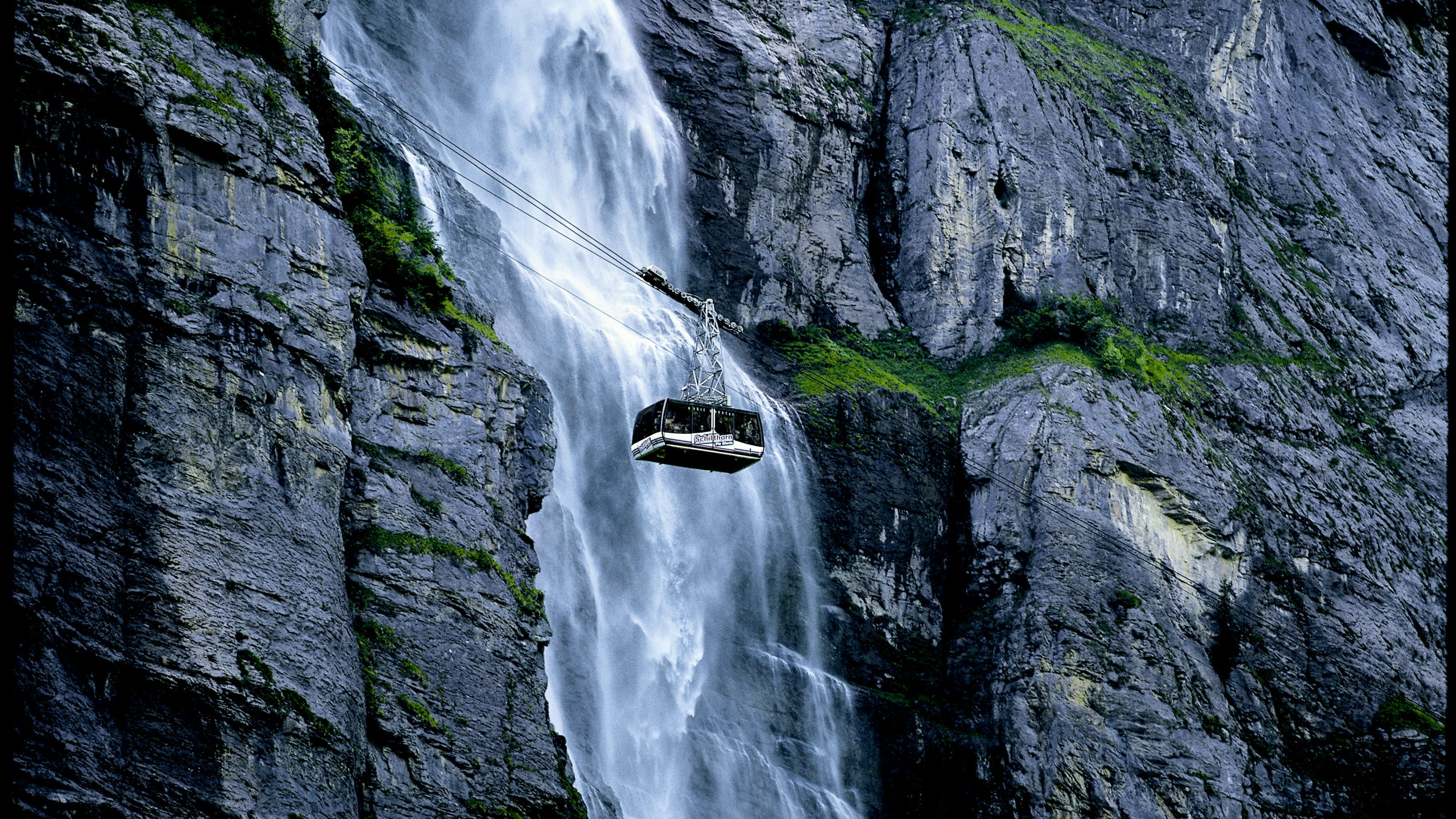 Gondel vor Wasserfall