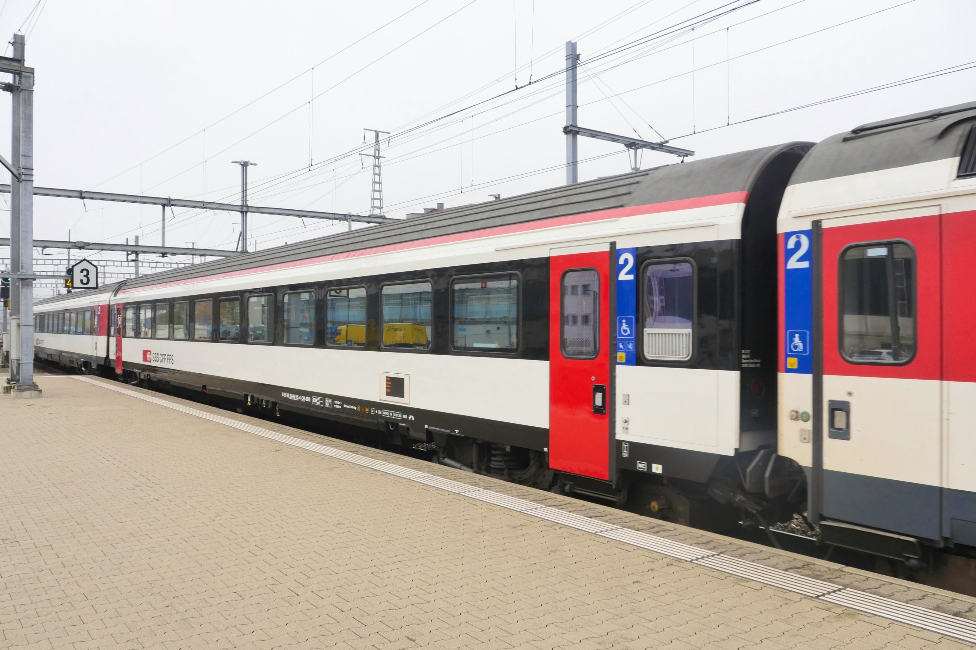 Aussenansicht eines SBB Fanwagens.