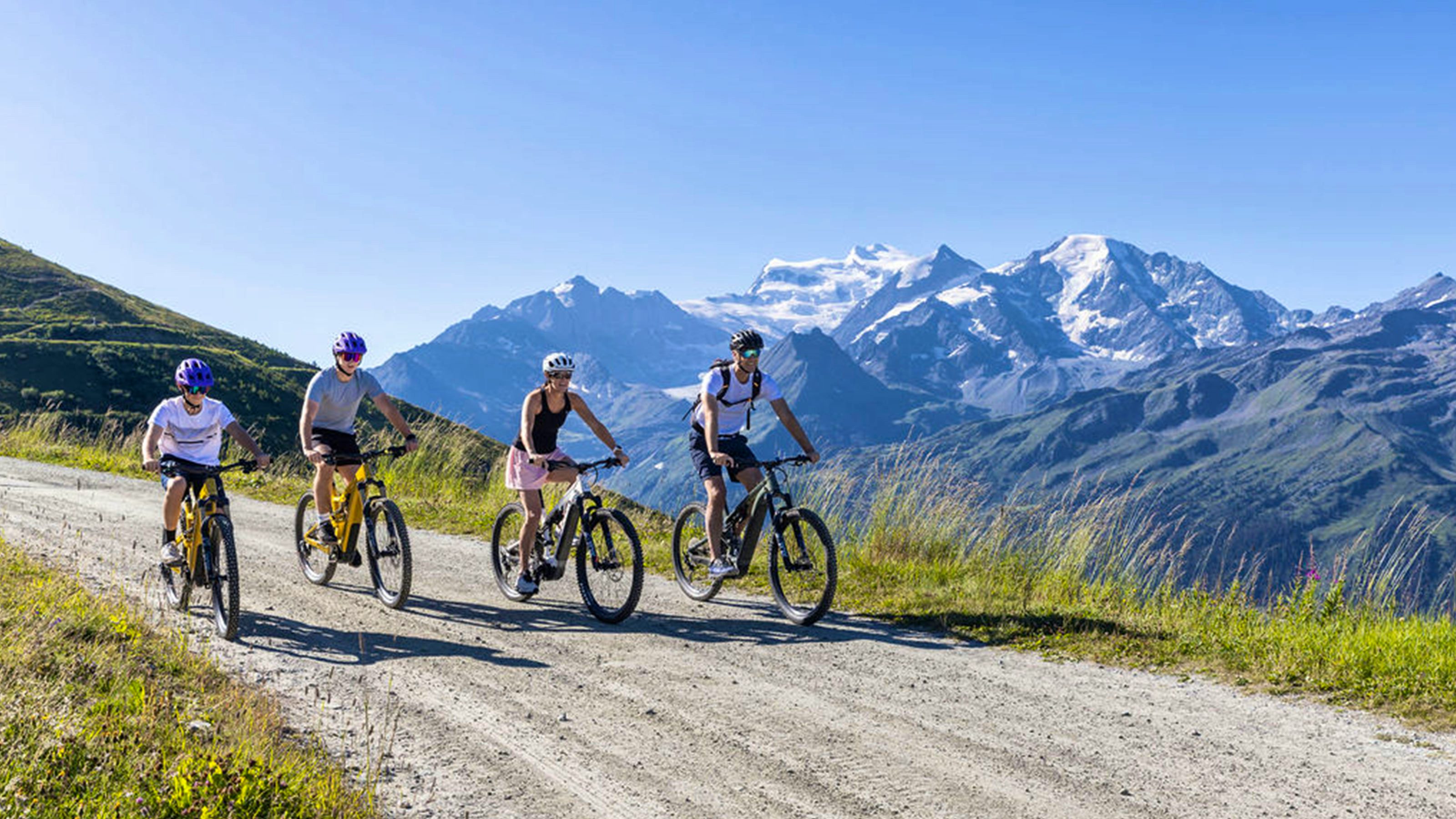 Image of a cycling tour. 