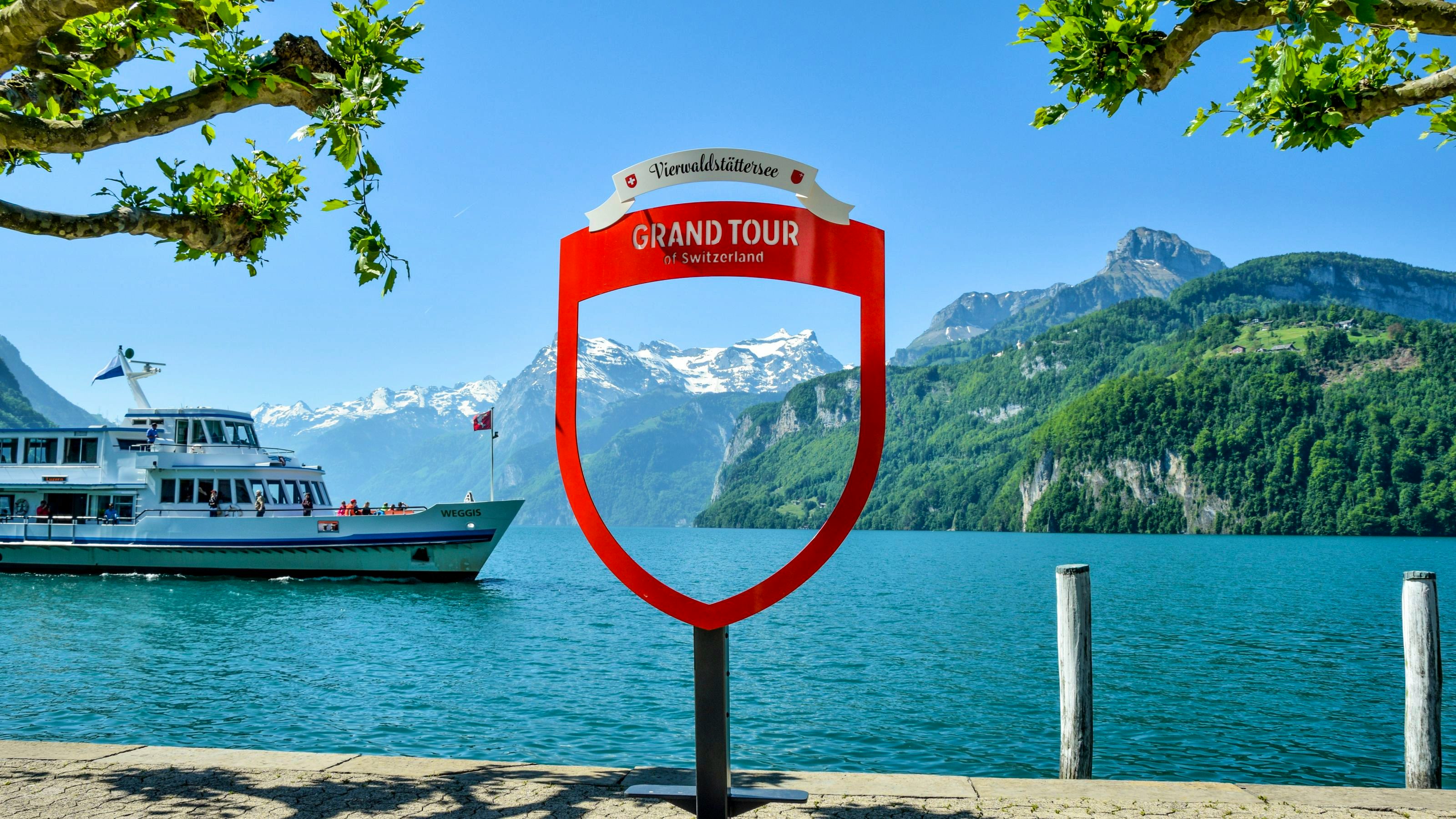 A passenger boat passing in front of the promenade in Brunnen.
