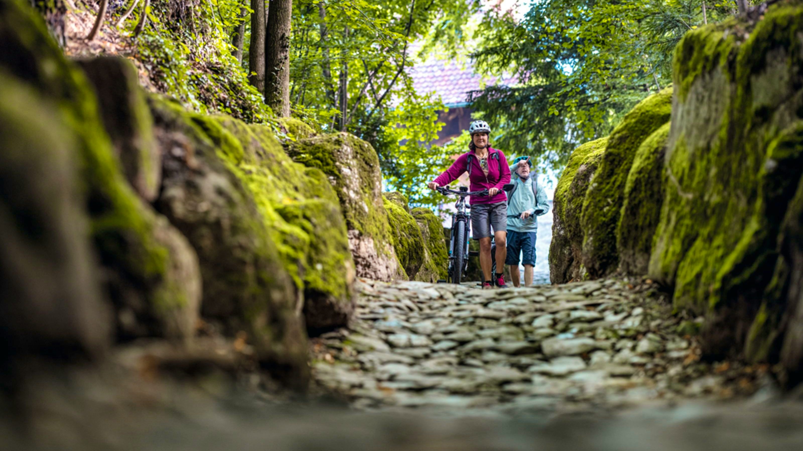 Two people walking through the narrow ‘Hohle Gasse’.