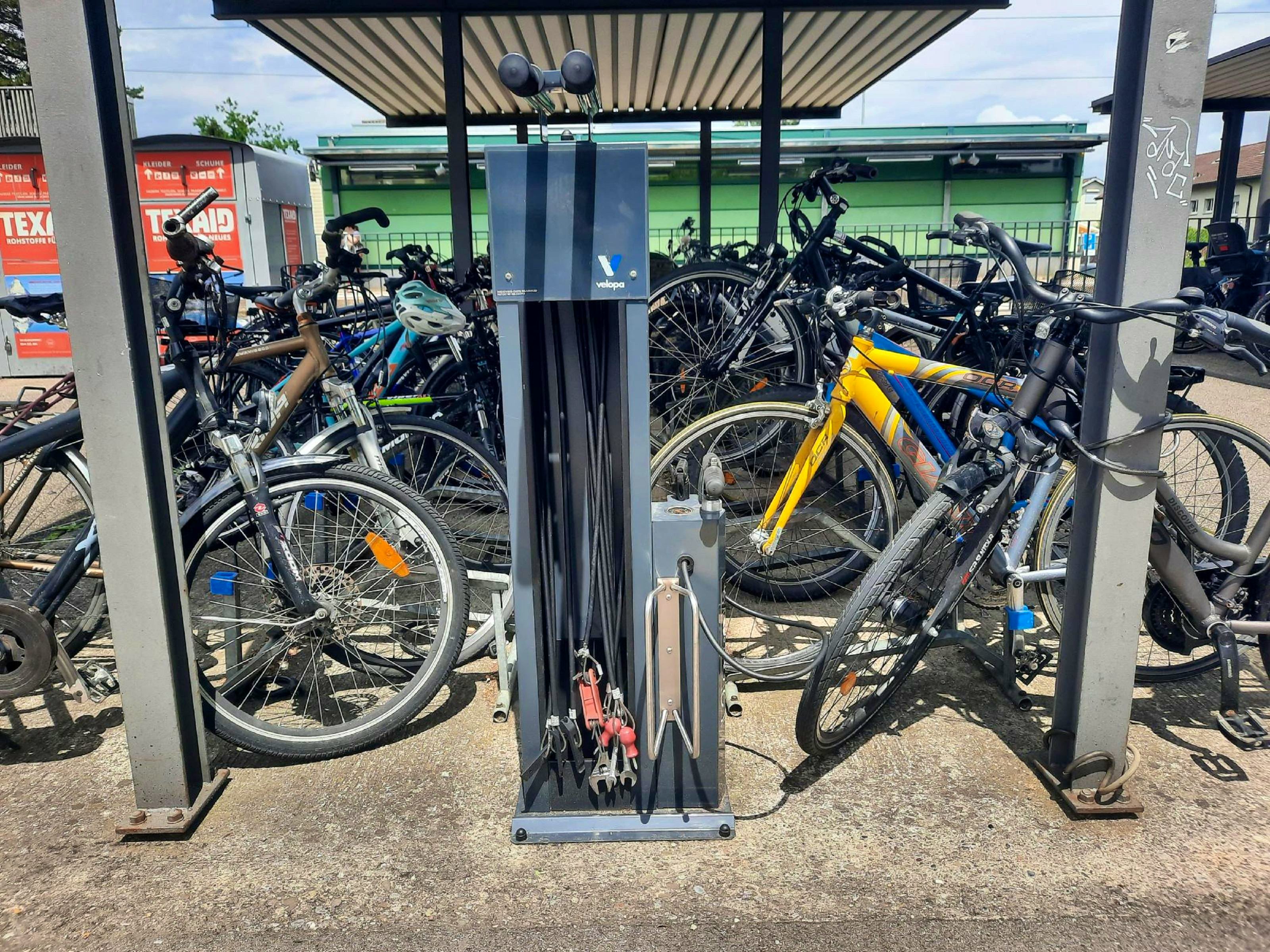 Self-service repair station