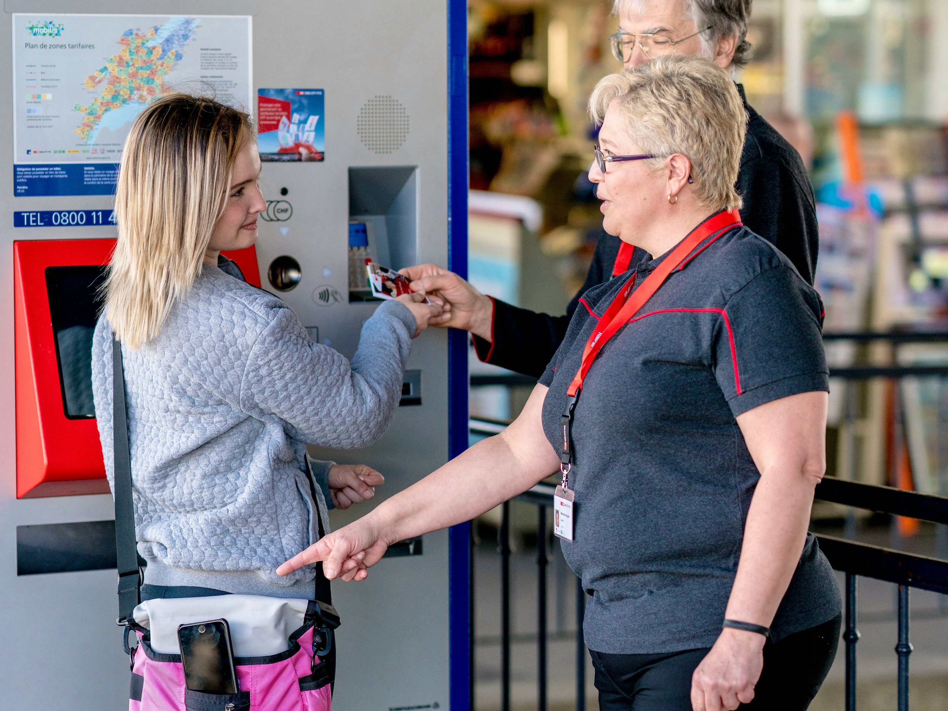 I padrini e le madrine di stazione agiscono in modo preventivo e cercano attivamente il dialogo con la clientela.