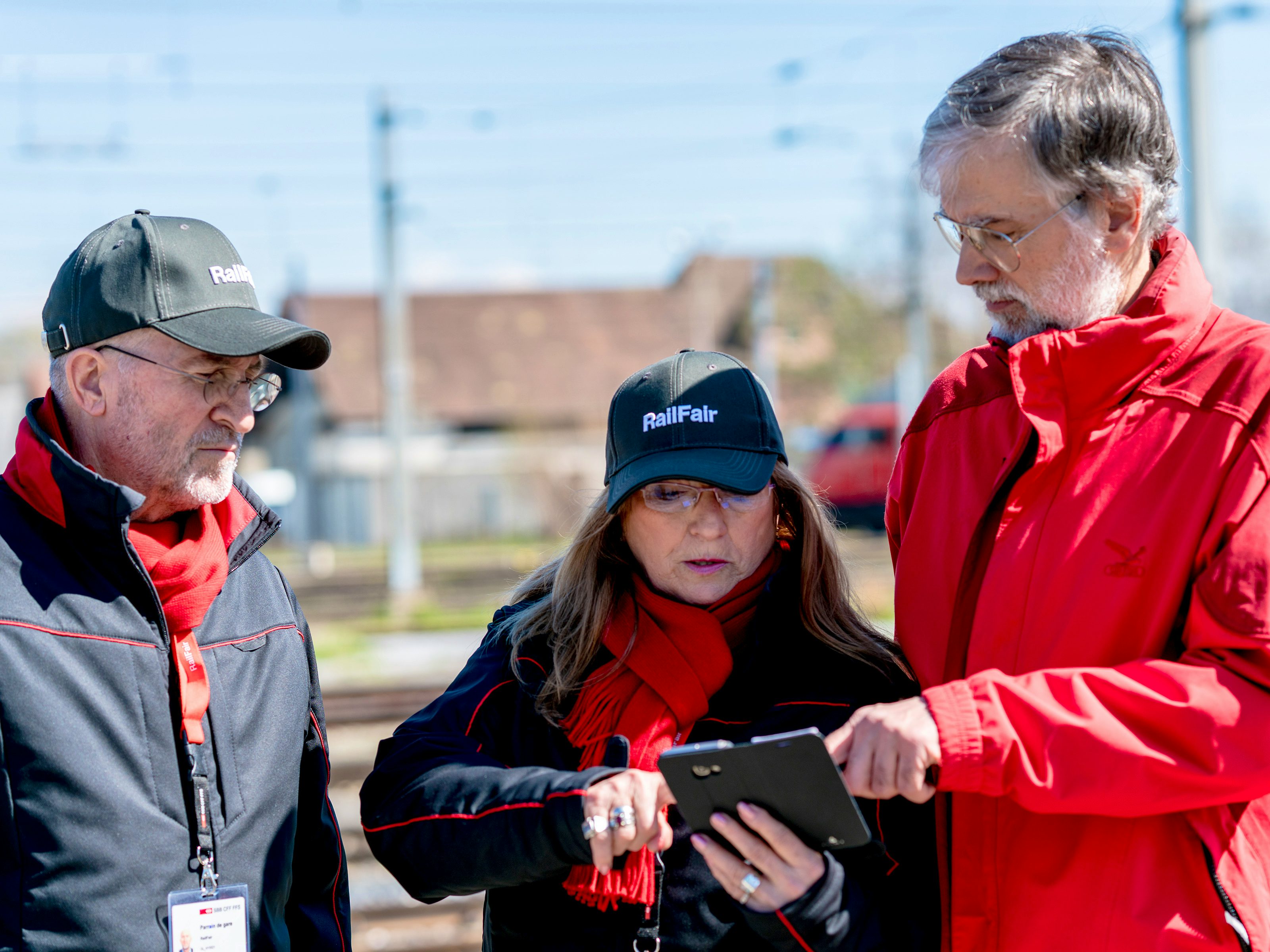 I padrini e le madrine di stazione forniscono informazioni alla clientela.