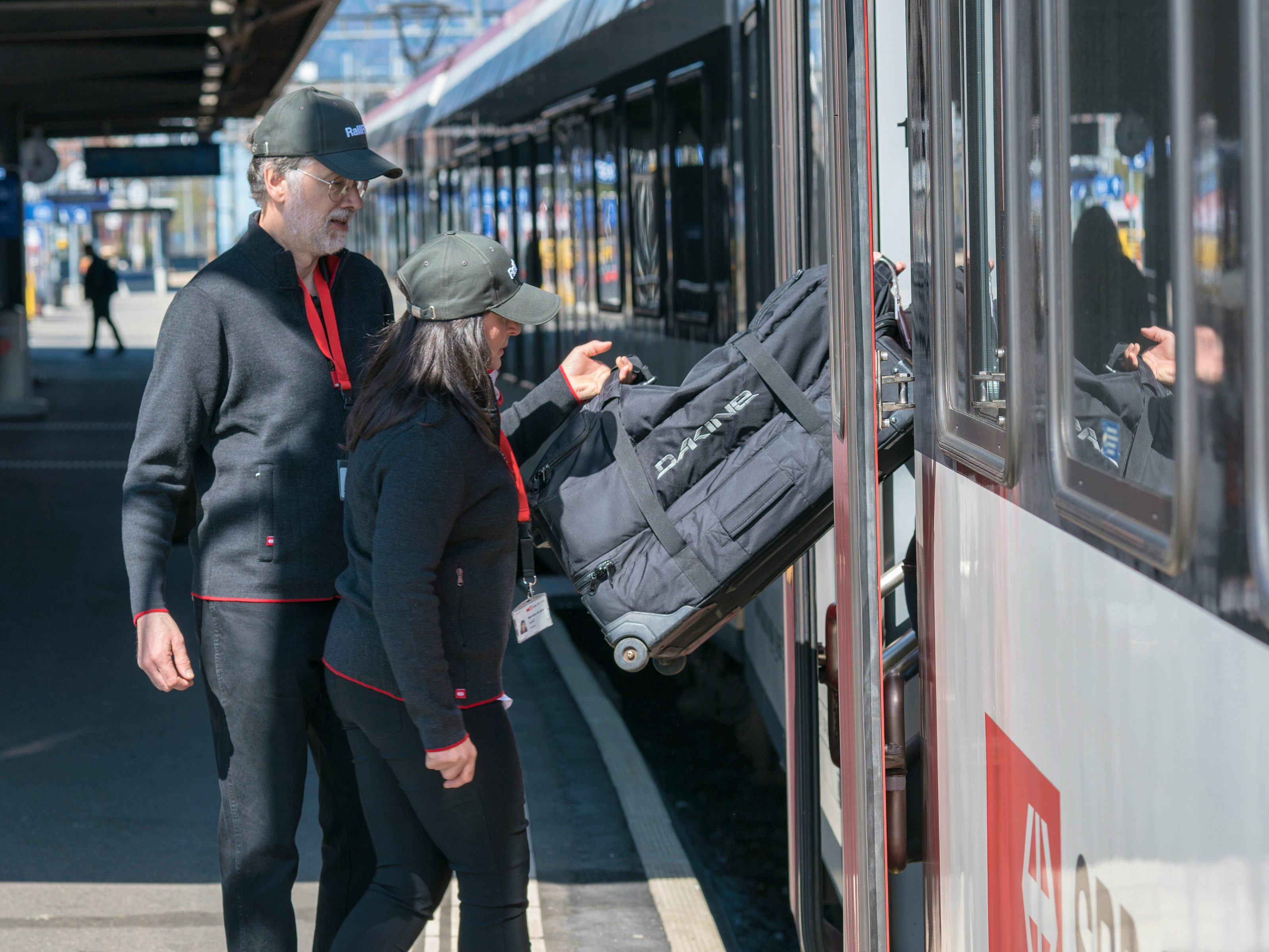 I padrini e le madrine di stazione forniscono assistenza alla clientela.