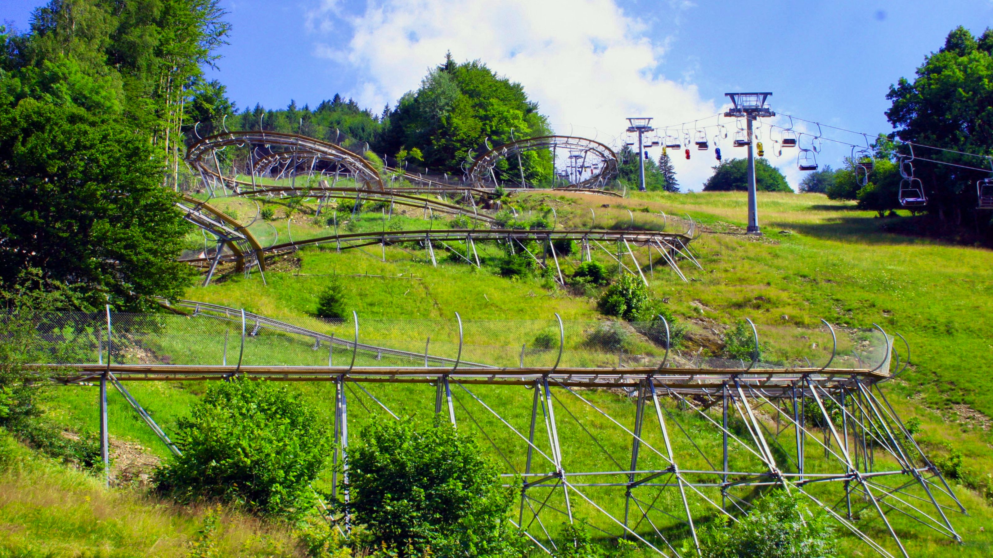 Die Rodelbahn schlängelt sich ins Tal hinunter.